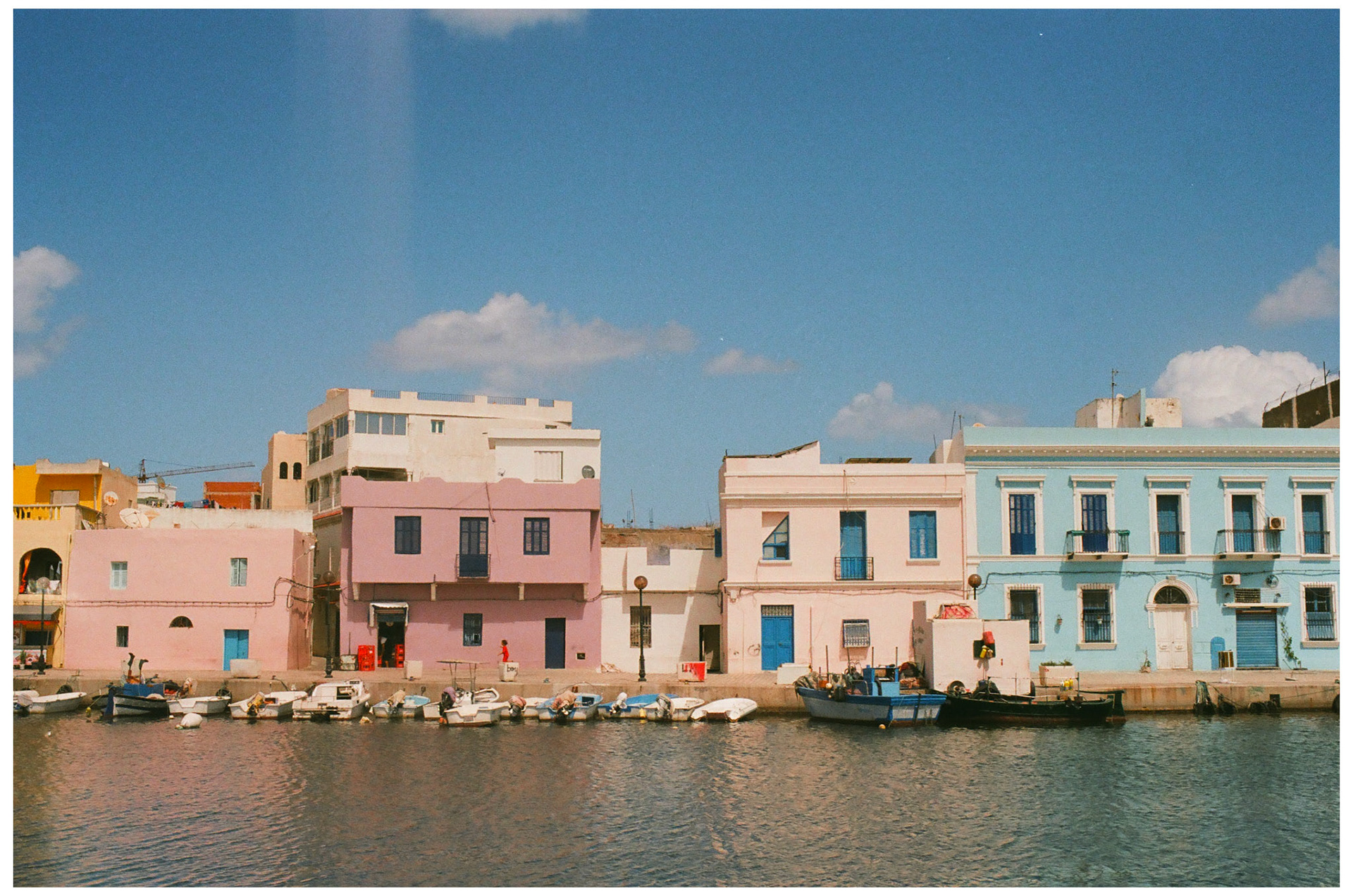 Les maisons pastels qui longent le port de Bizerte font partie du charme la ville portuaire, qui est la ville la plus au nord de toute l'Afrique.