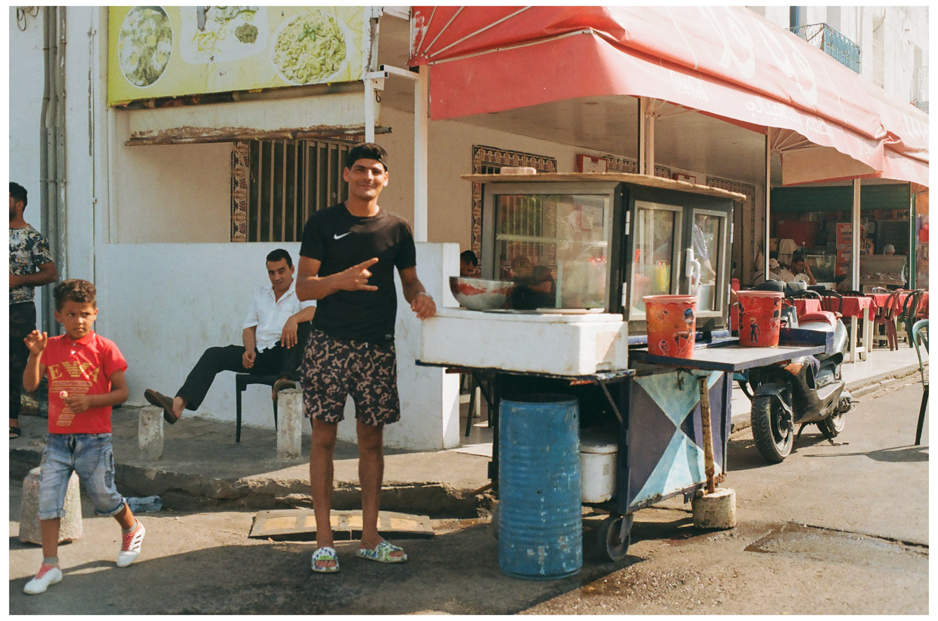 Nidhal Meftahi, un habitant de La Goulette, prenant la pose après m'avoir vu prendre des photos des restaurants près de la plage.