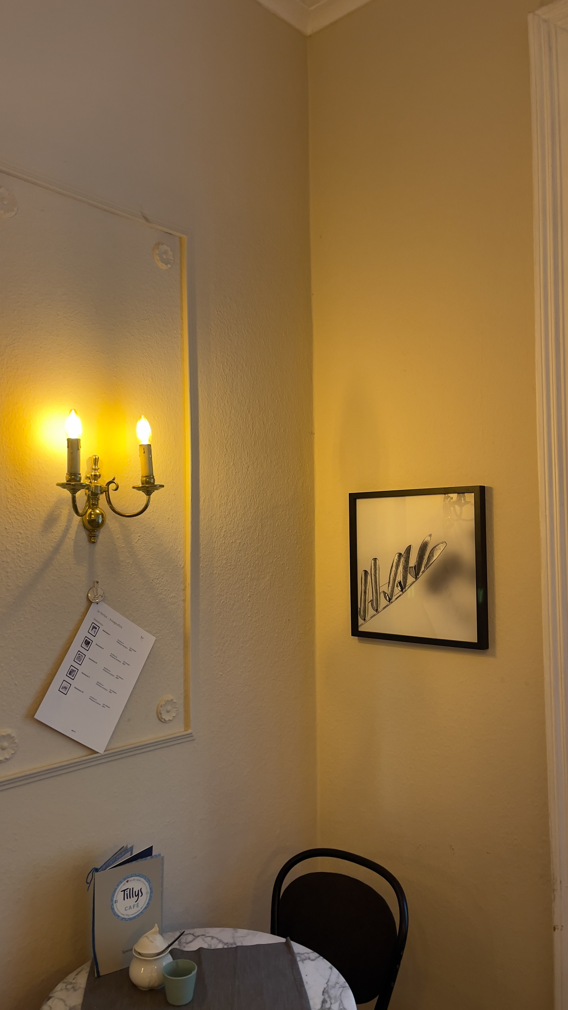 Meine Bilder bei Tillys Café können weiterhin bis Ende des Jahres 2025 während der Öffnungszeiten beim Frühstück oder Kaffee und Kuchen angesehen (und gekauft) werden.