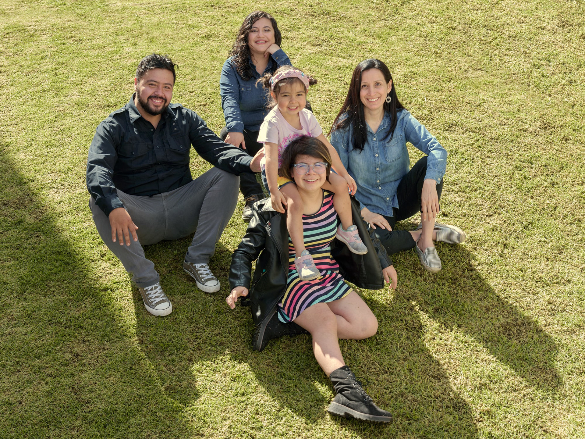 Equipo de "La cigüeña no te dijo" en su jardín