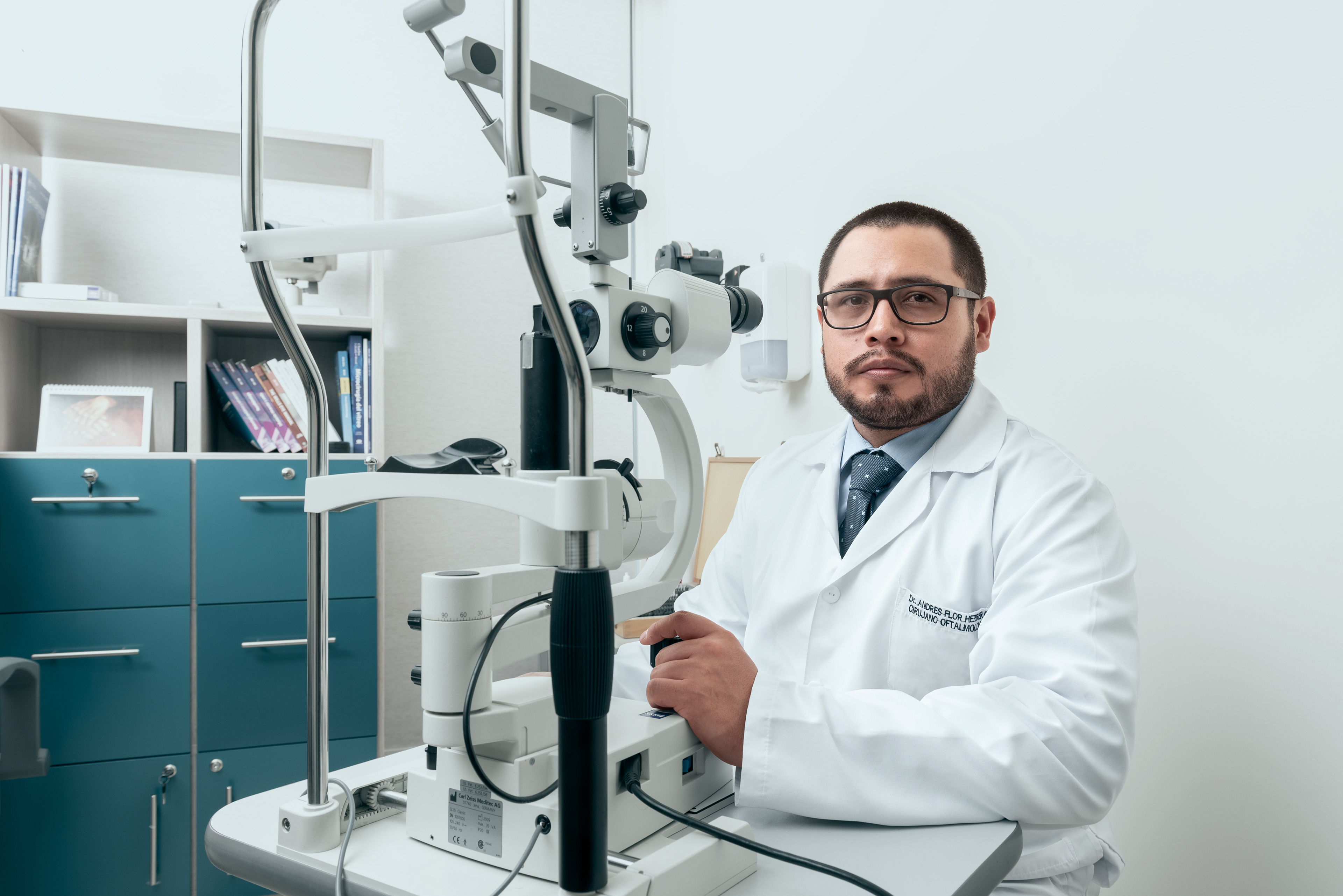 Dr. Flor en su consultorio