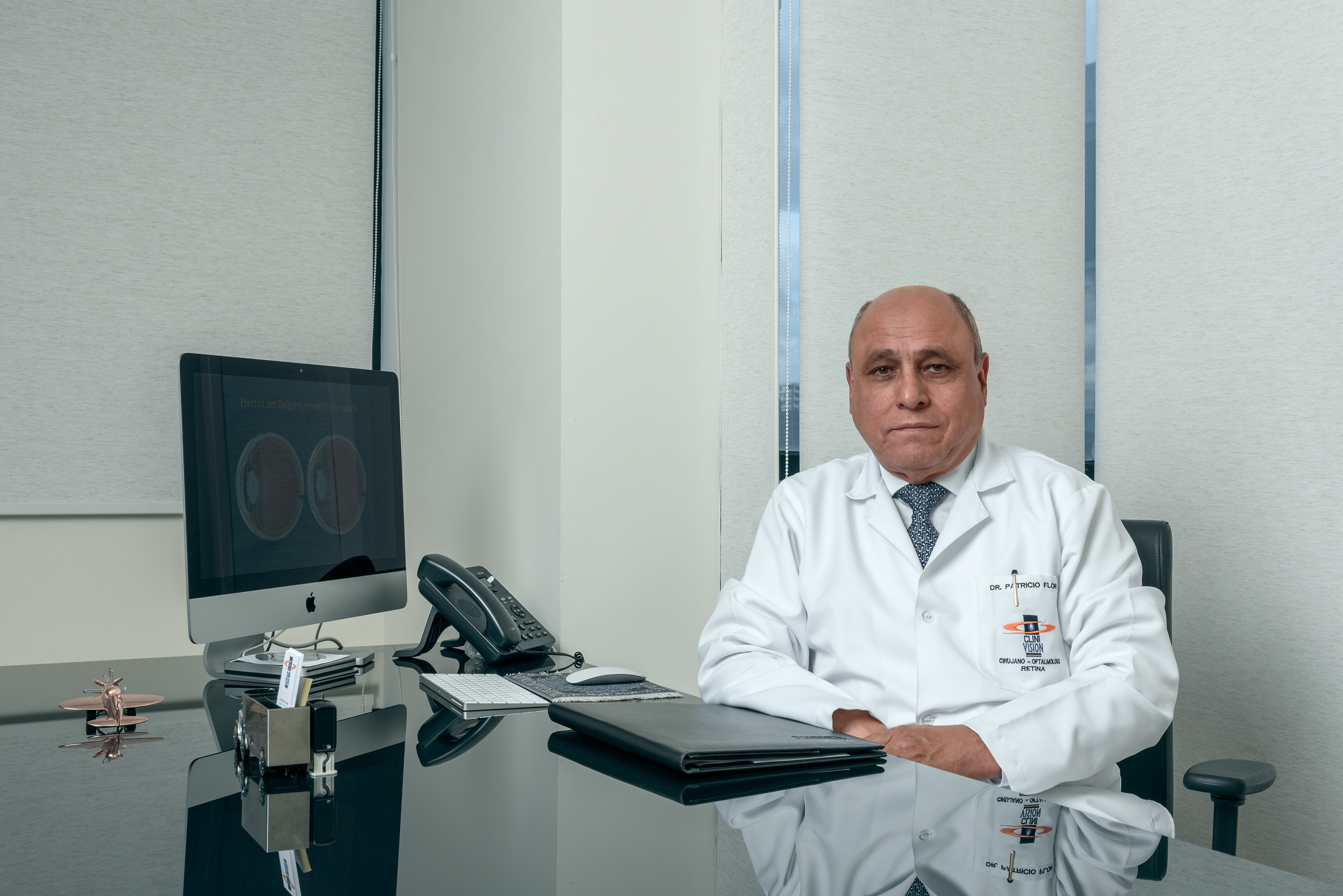 Dr. Flor en su consultorio