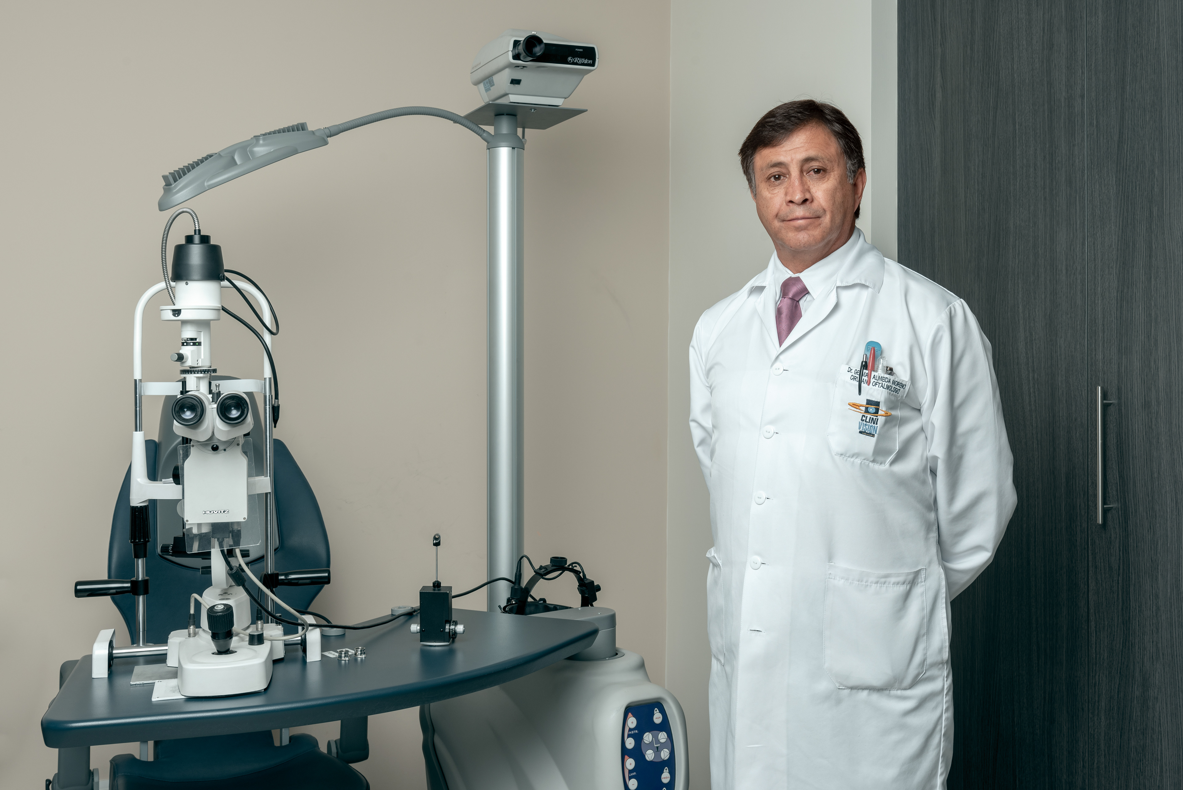 Dr. Almeida en su consultorio