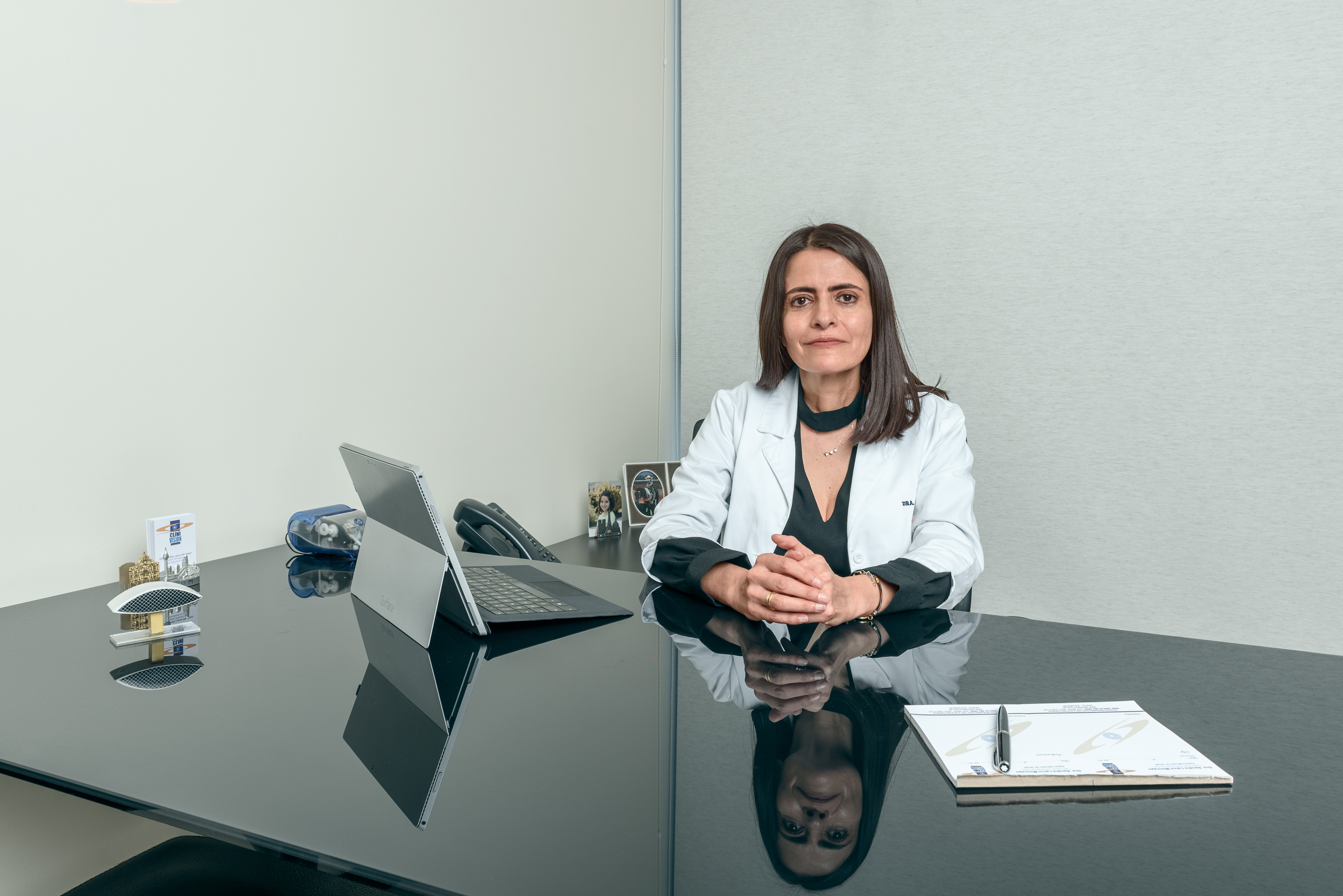 Dra. Larco en su consultorio