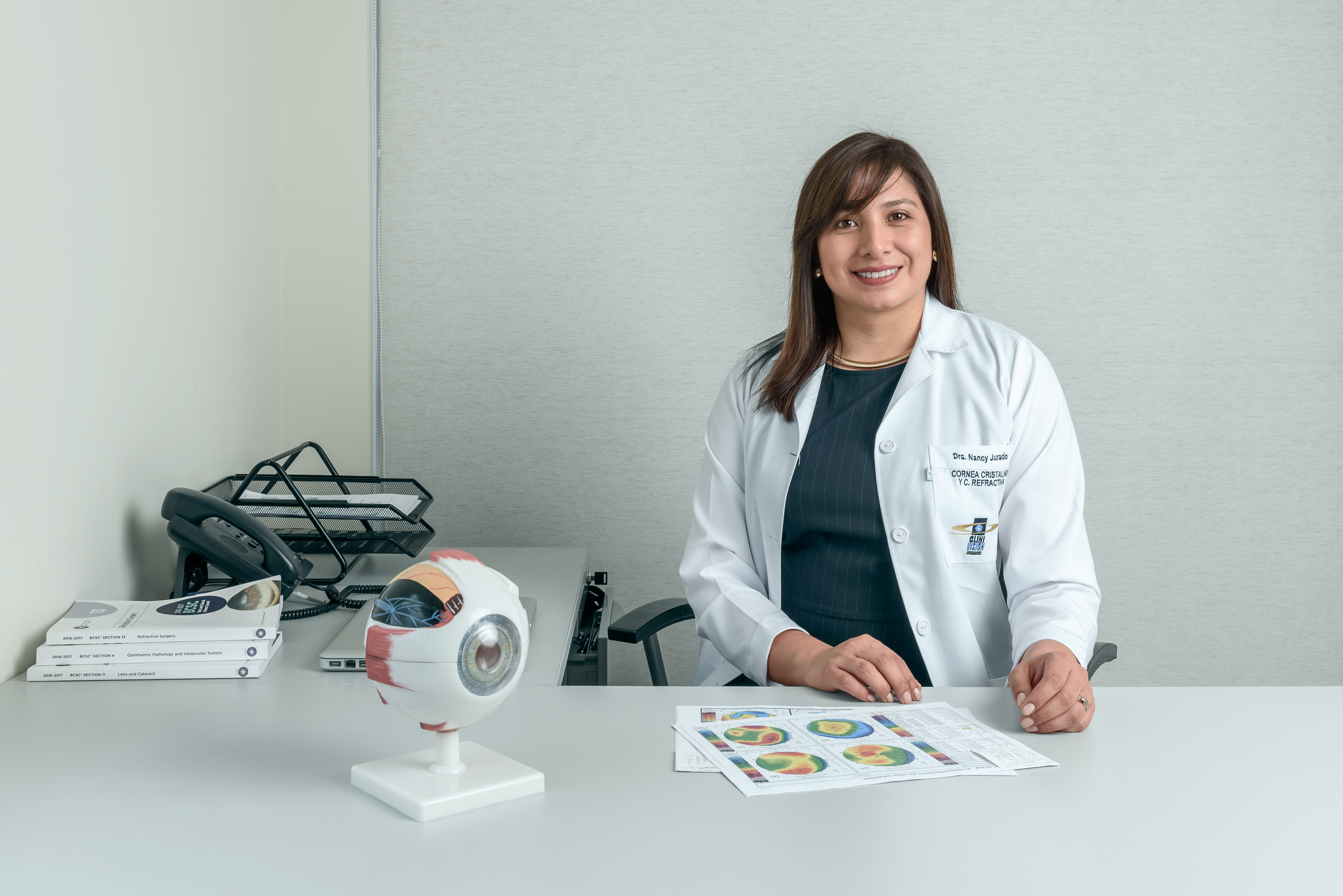 Dra. Jurado en su consultorio