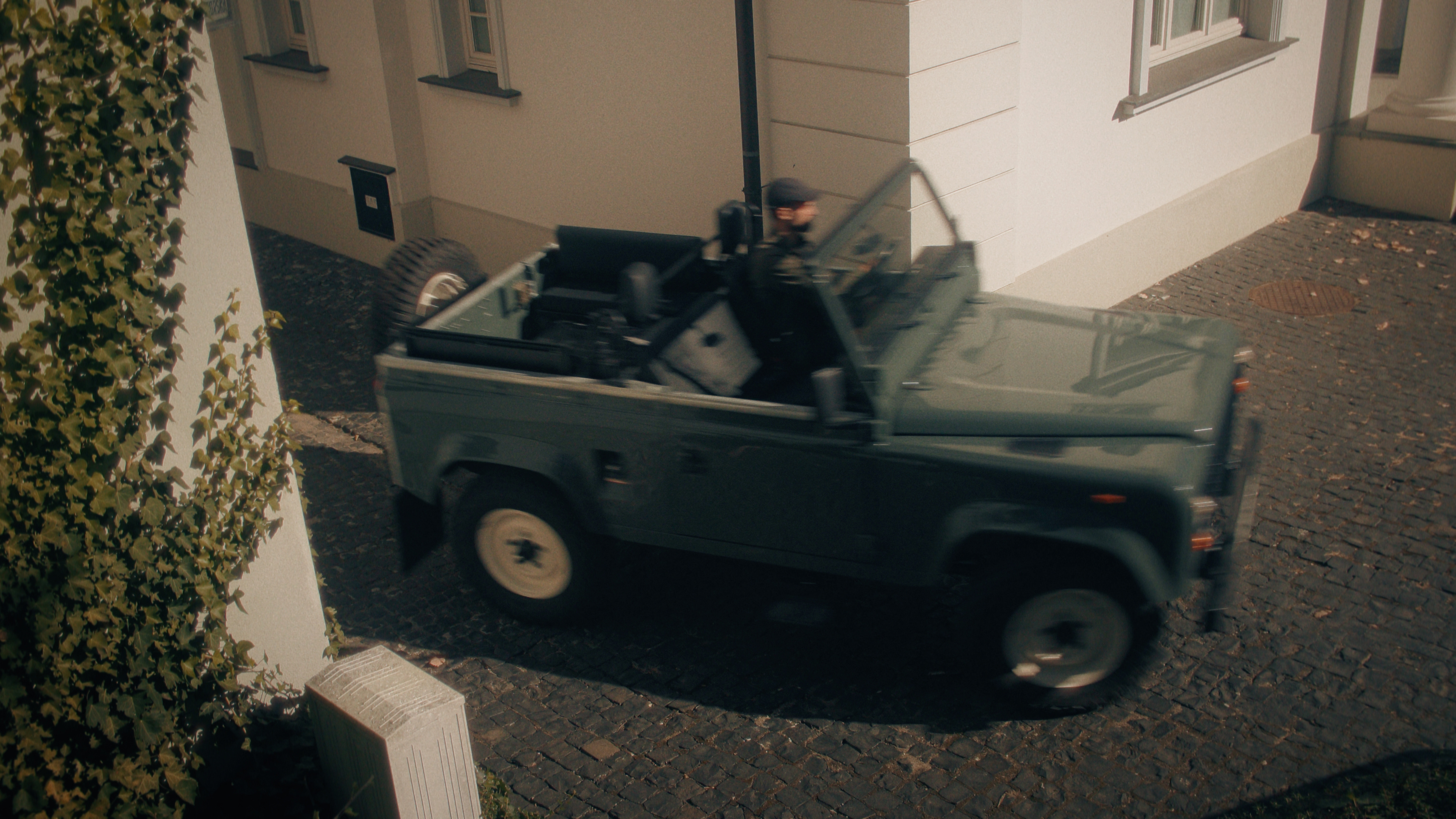 Demon of Speed – series of videos on Land Rover 90 restoration.