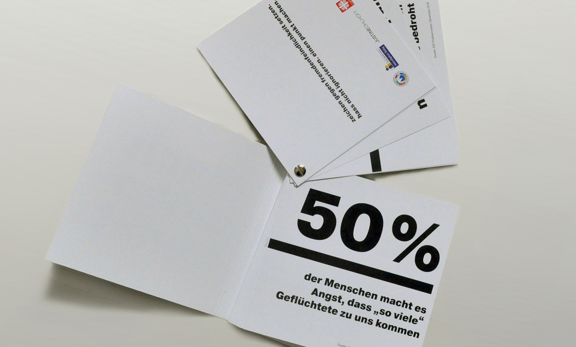 Das Hand-Out bildet verschiedene Zahlen und Fakten zum Thema Flucht in Mecklenburg-Vorpommern auf und versucht diese in Teilen auch in ein globales Verhältnis zu setzen.