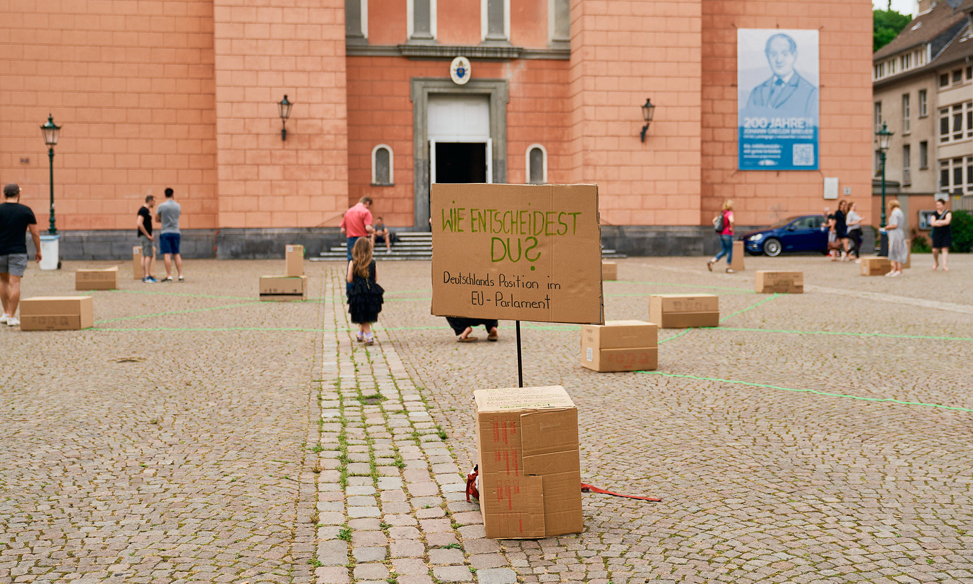 Auf dem Laurentiusplatz in Wuppertal wurde an einem sonnigen Sonntag-Nachmittag die spontane Intervention "Wie entscheidest Du?" aufgebaut. © Sebastian Wolf