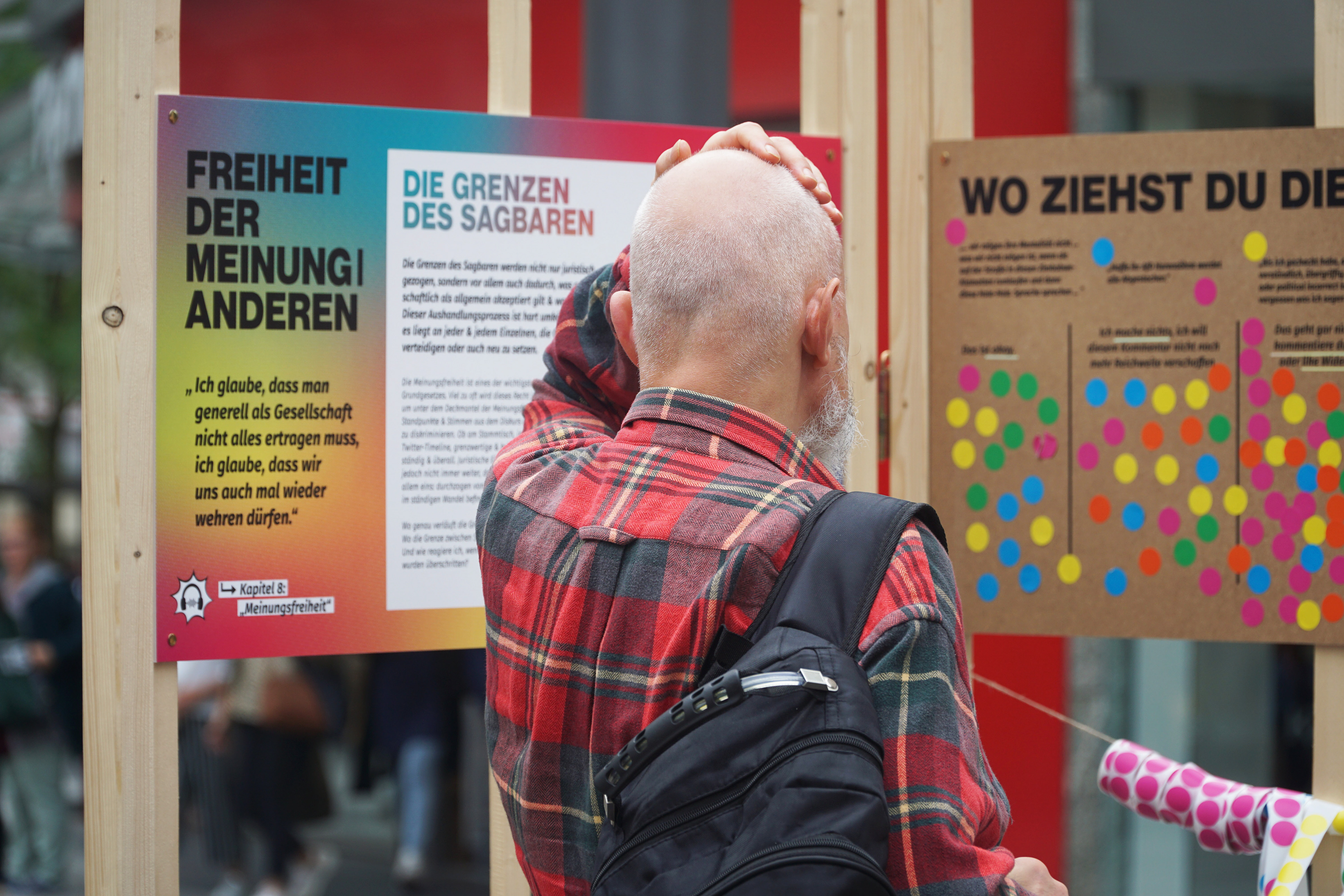 Die Besucher*innen wurden aufgefordert einen eigenen Standpunkt zu strittigen Aussagen zu beziehen. © Justine Ohlhöft