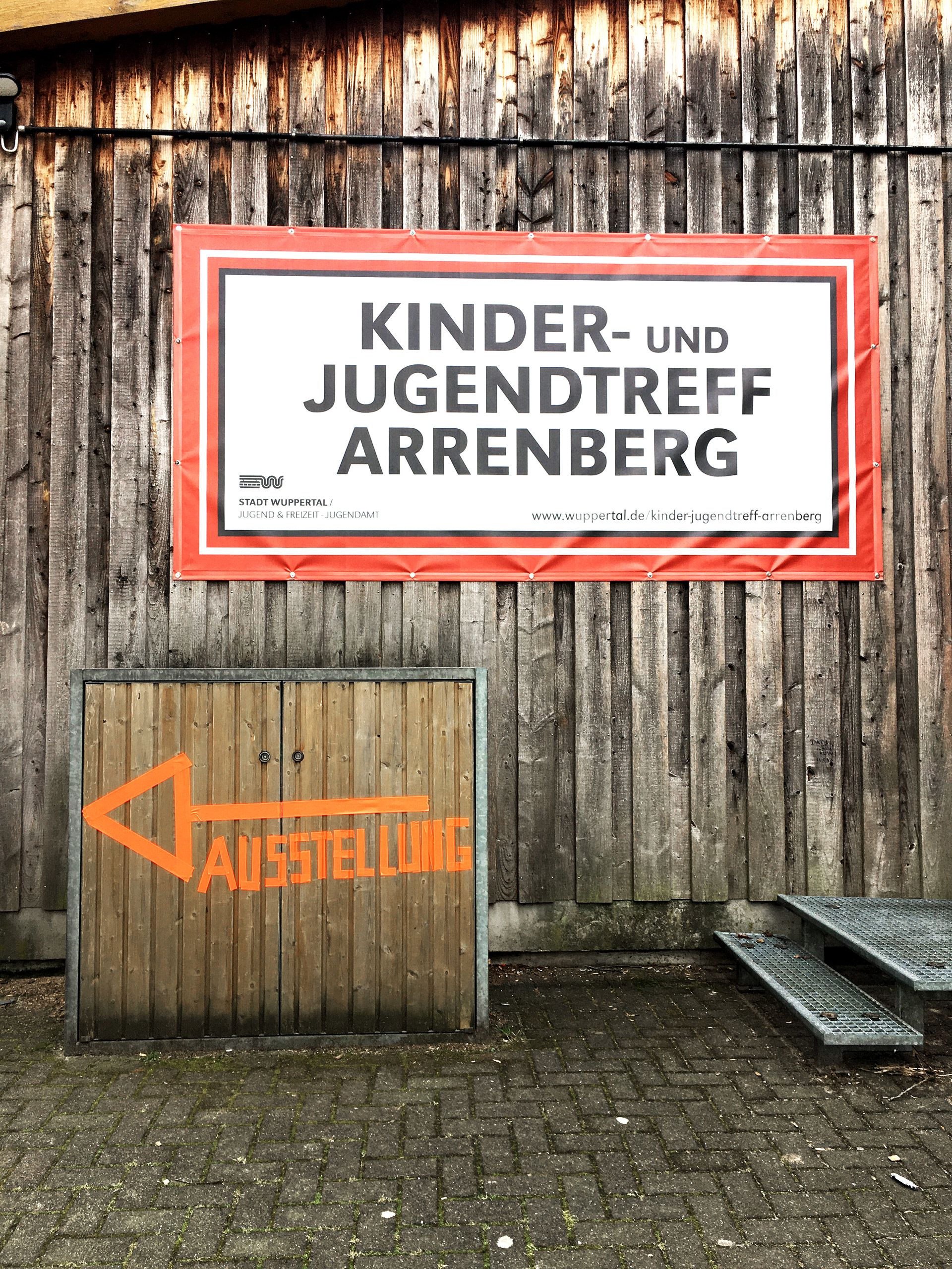 In Kooperation mit Kinder- und Jugendtreff Arrenberg konnten die gesammelten Bilder, Geschichten und Perspektiven letztlich in einer Ausstellung der Öffentlichkeit präsentiert werden.