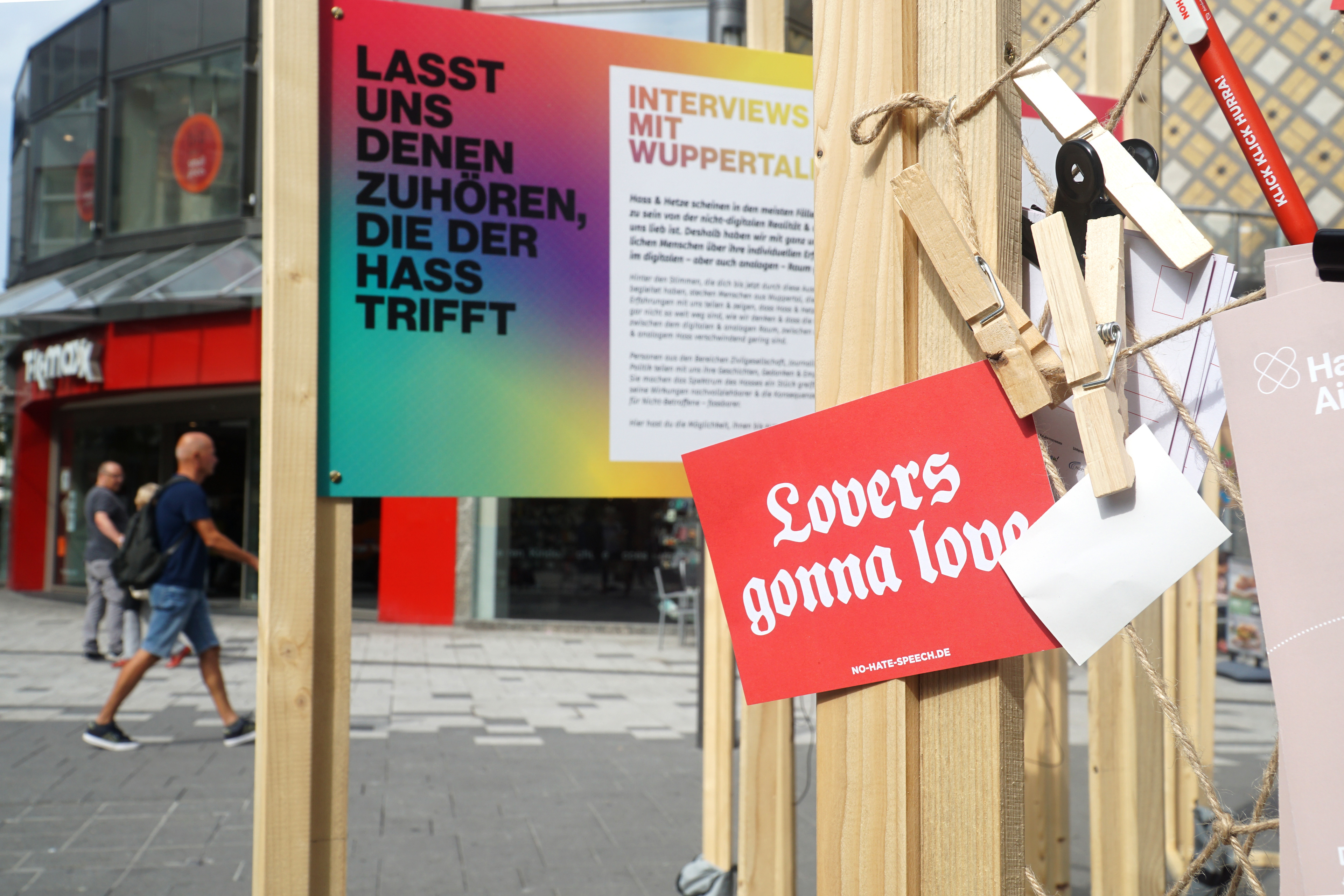 Im Mittelpunkt der Ausstellung standen die Stimmen betroffener Wuppertaler*innen. © Justine Ohlhöft