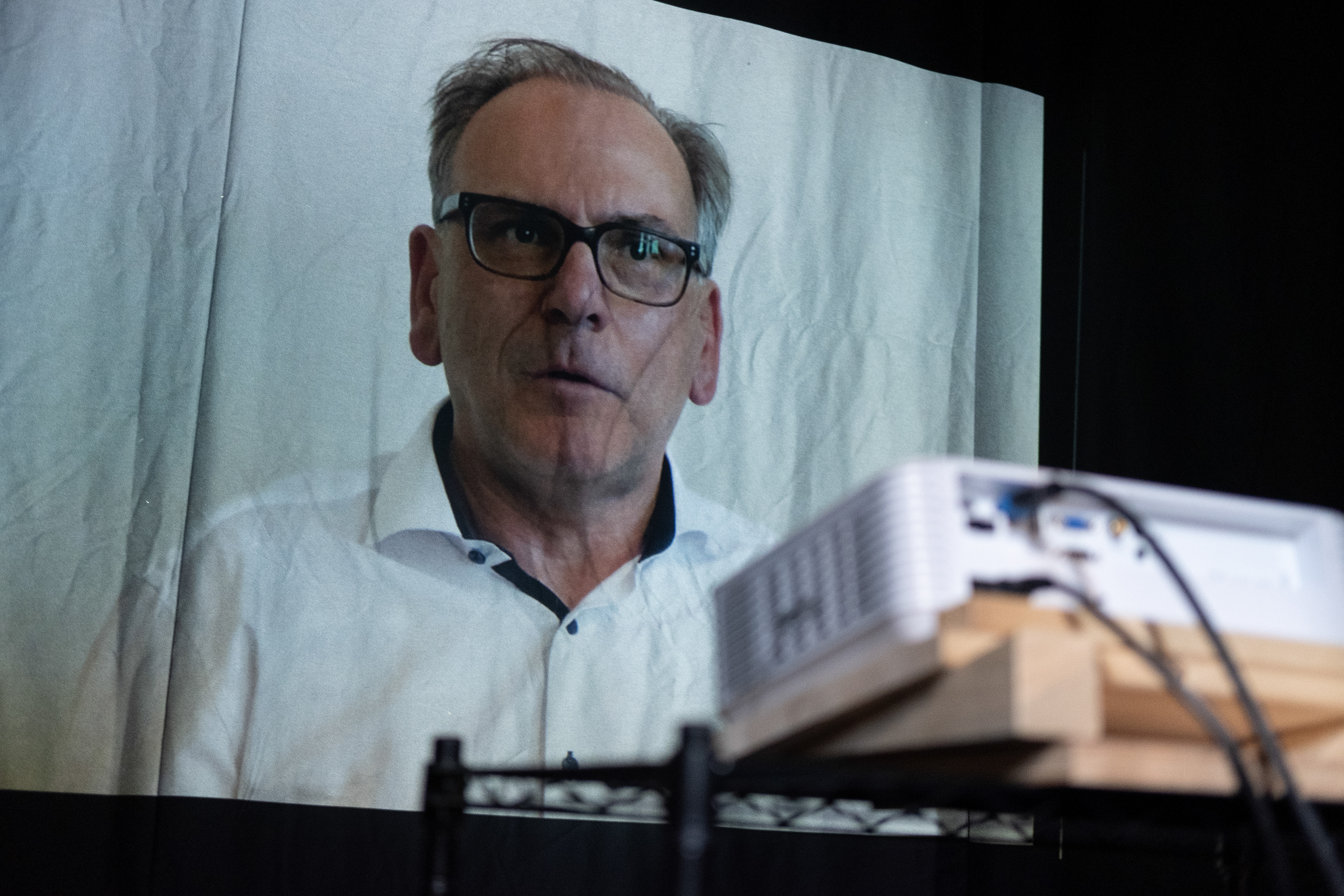 Zu den Interviewpartner*innen zählten Personen aus den Bereichen Politik, Medien und Zivilgesellschaft. Hier ist z. B. der ehemalige Oberbürgermeister von Wuppertal, Andreas Mucke, zu sehen. © Yannic Hüttebräucker