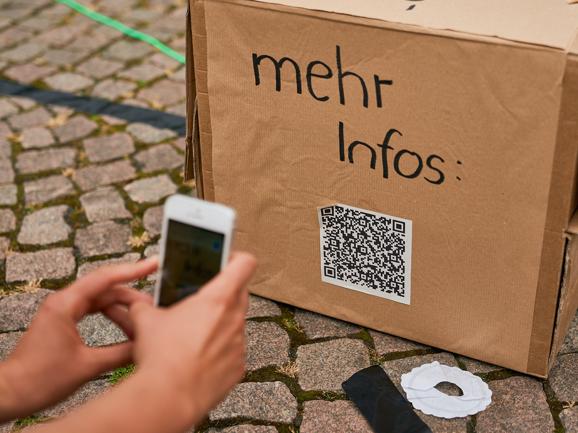 Über einen QR-Code konnten nähere Informationen zum einzelnen Abstimmungsverhalten der Fragestellungen sowie der einzelnen Fraktionen eingeholt werden. © Sebastian Wolf