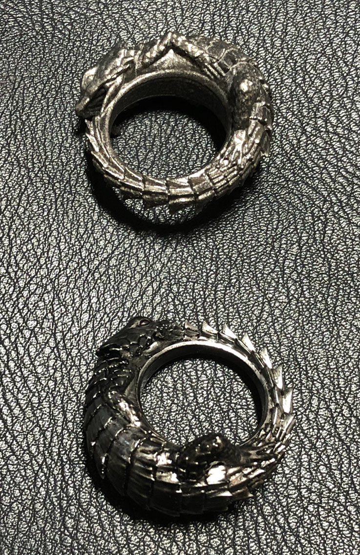 3Dプリント出力(上)チタン、(下)アクリル樹脂(塗装)