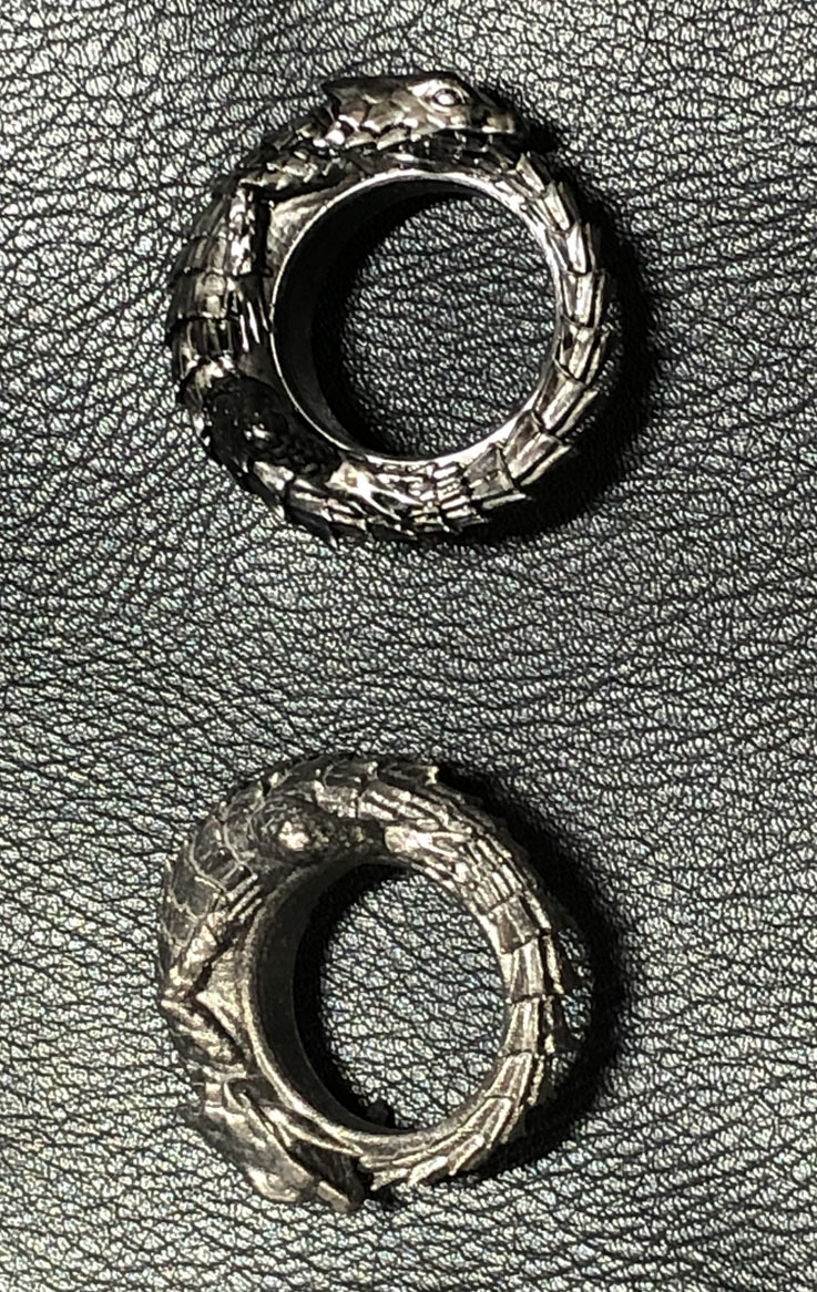3Dプリント出力(上)アクリル樹脂(塗装)、(下)チタン