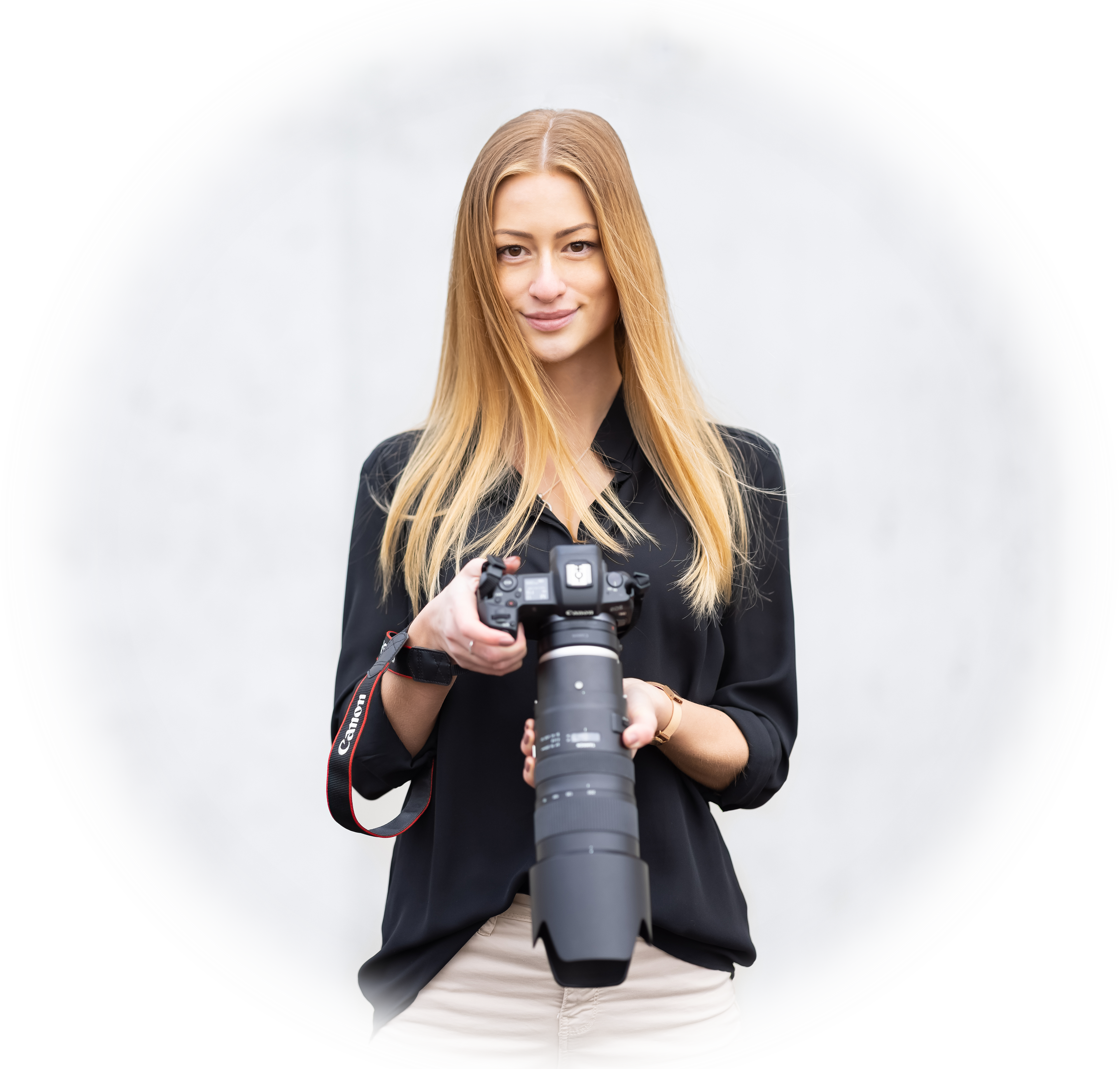 Tereza Dvořáková - fotografuji od roku 2017 a jedním slovem se popisuji jako perfekcionista. Vnímám detaily, nad nimiž mnozí mávnou rukou, ale právě malé detaily jsou tím, co tvoří celek. V mé osobní tvorbě je veškerá má pozornost zaměřena na zachycení krajiny, jejíž prostředí je mi nejbližší. Na mém e-shopu je proto možné zakoupit výtisky z dvou měsíční expedice ve Švýcarsku, nebo krás české krajiny. Pokud jde o fotografování nemovitostí, je mým cílem odevzdat takové fotografie, které většinu prodejního procesu odvedou za vás. Zároveň však zachovávám jejich přirozenost a důvěryhodnost. Fotografuji také produkty formou Lifestyle – v přirozeném prostředí, které nejlépe vystihuje charakter a image daného produktu. Budu se těšit na naši spolupráci.