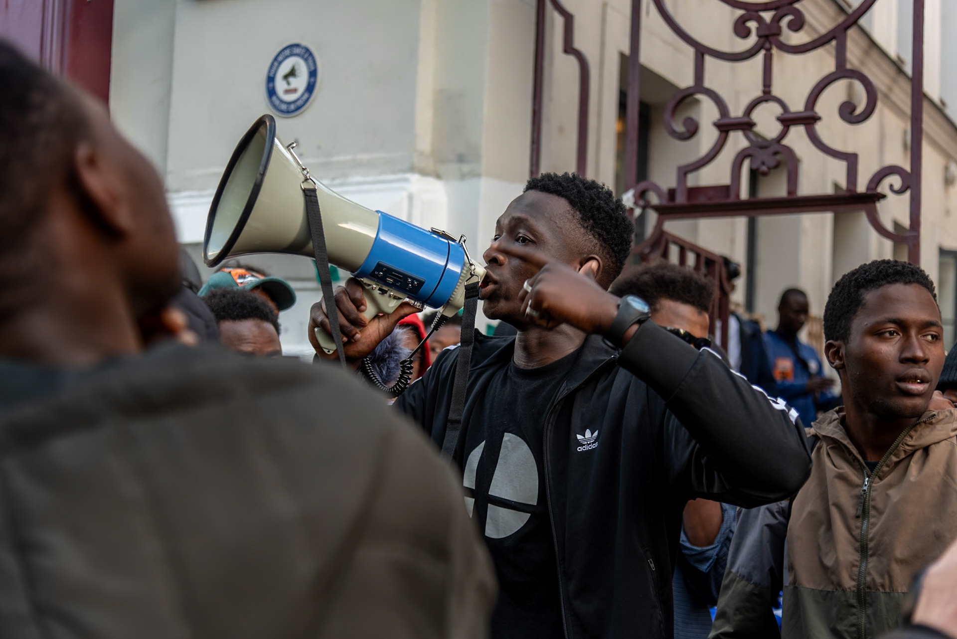 Protesters in front of the ‘Maison des Métallos’. Paris, April 9, 2024.