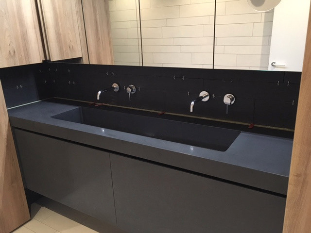 meubel uitgevoerd in zwart Corian