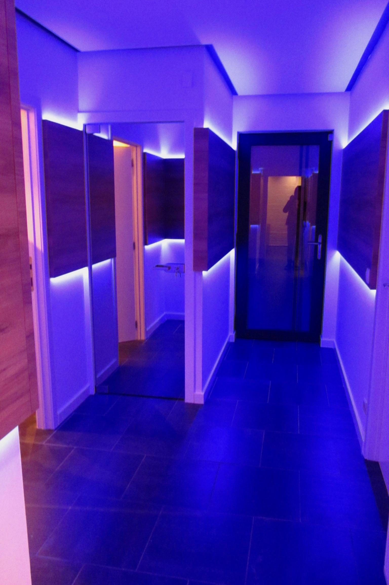 RGB led achter de notenhouten wandpanelen