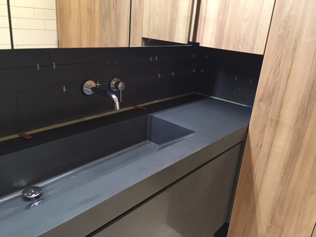 spiegelkast, notelaar, zwart Corian, zw-w Mosa tegels