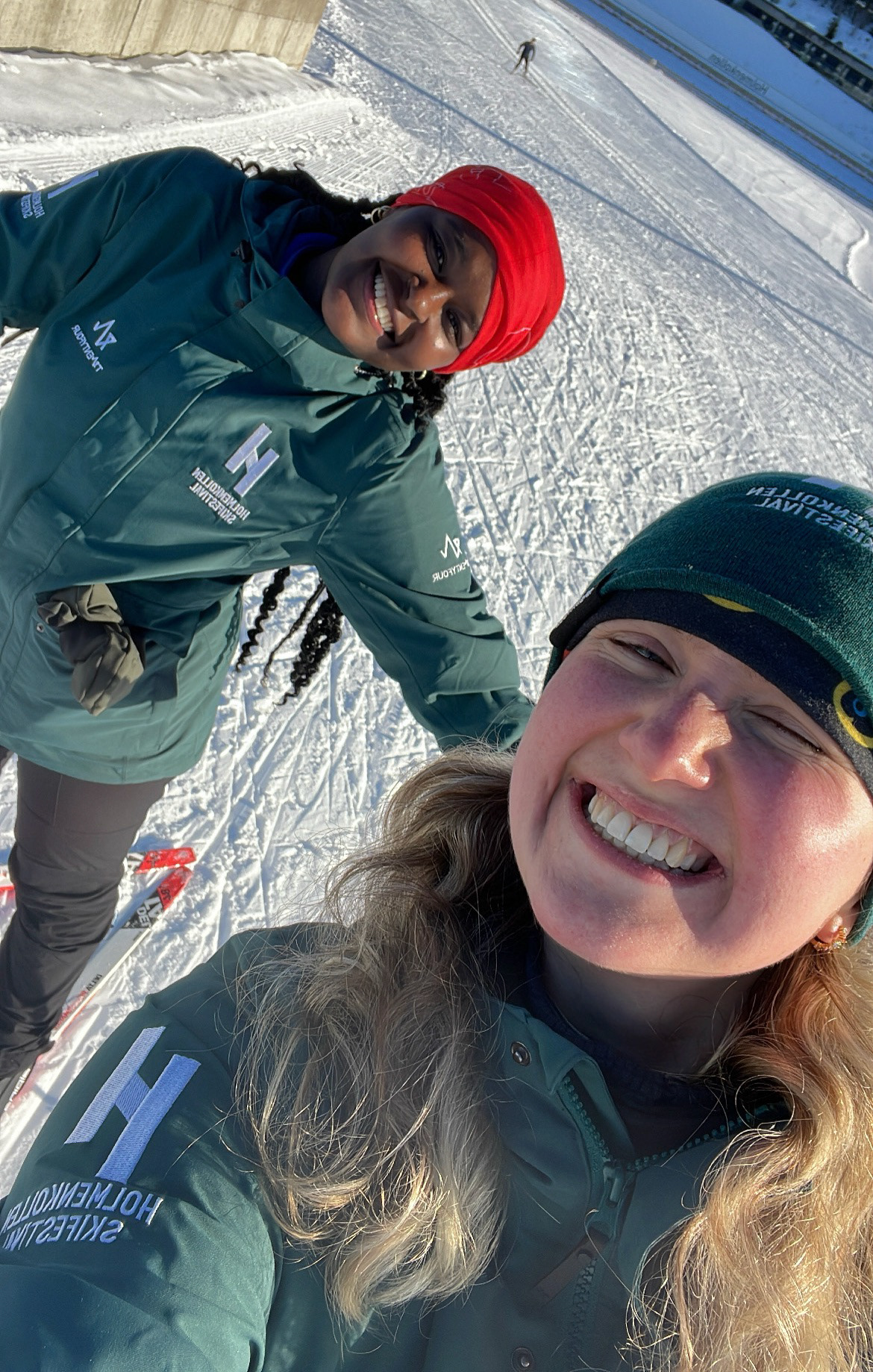 To optimistiske jenter på sin lengste skitur noensinne.