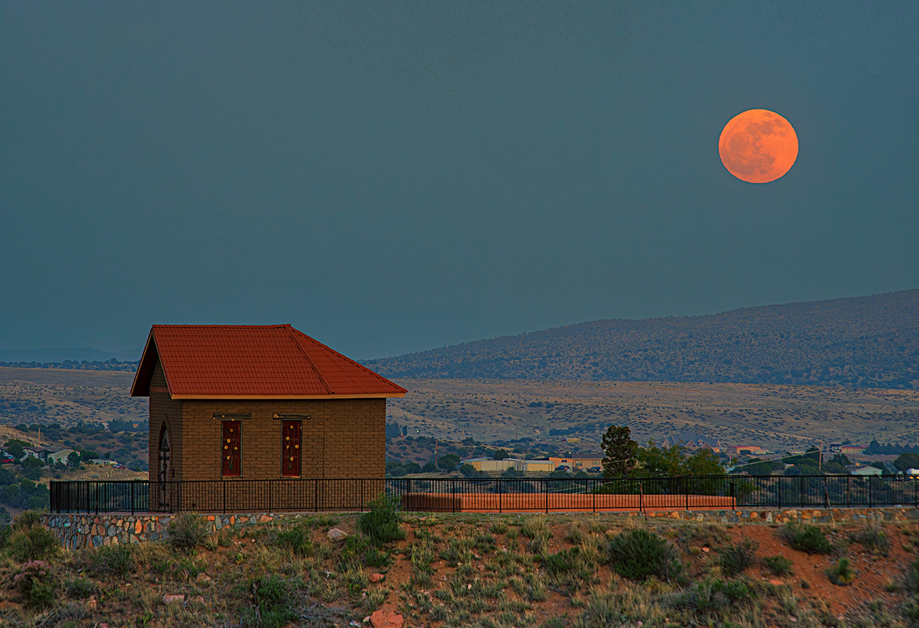 L a Capila Strawberry Moon