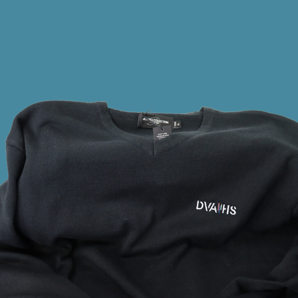 V-hals bluse til ansatte med profil