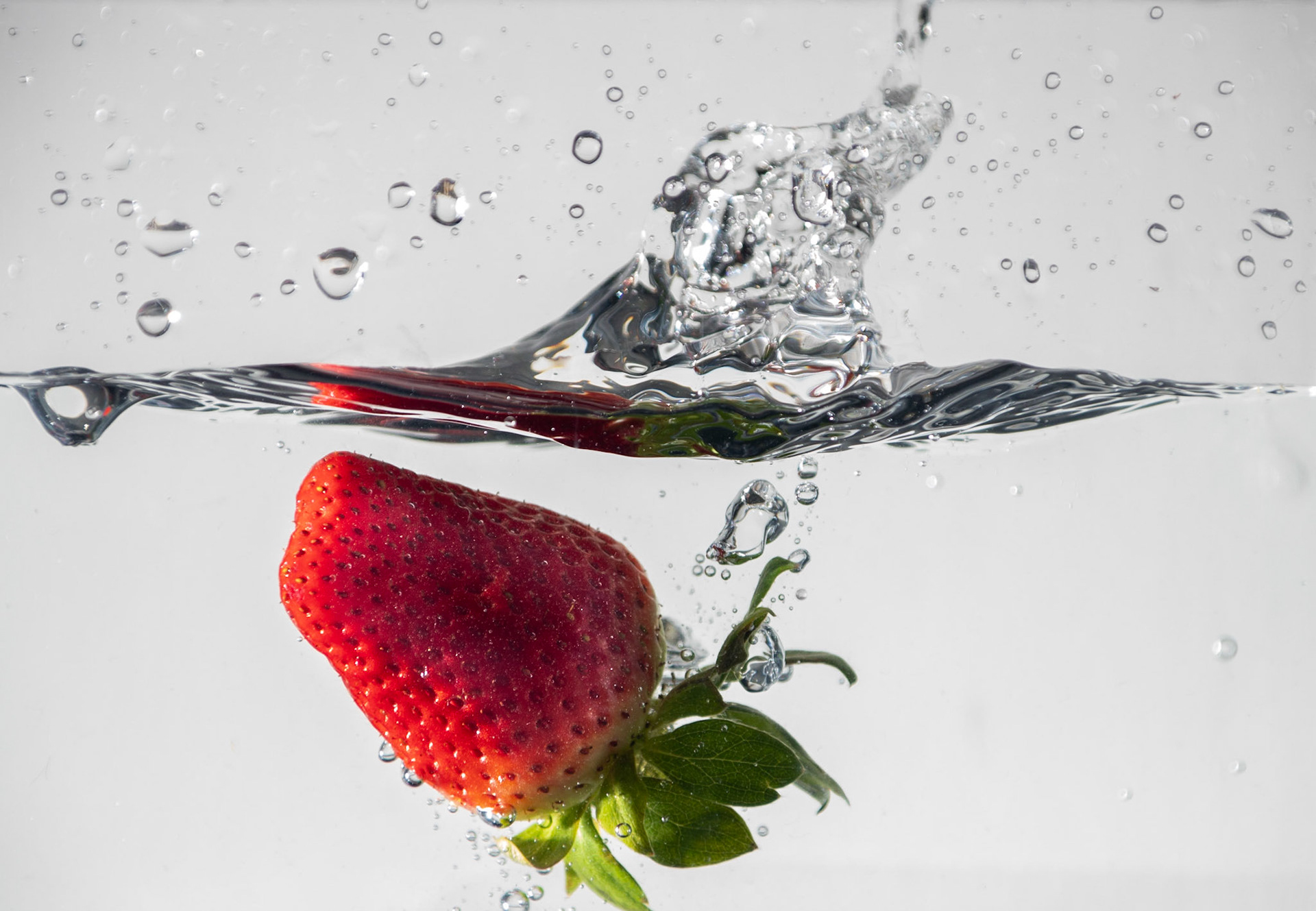 Fruta, agua y gotas
