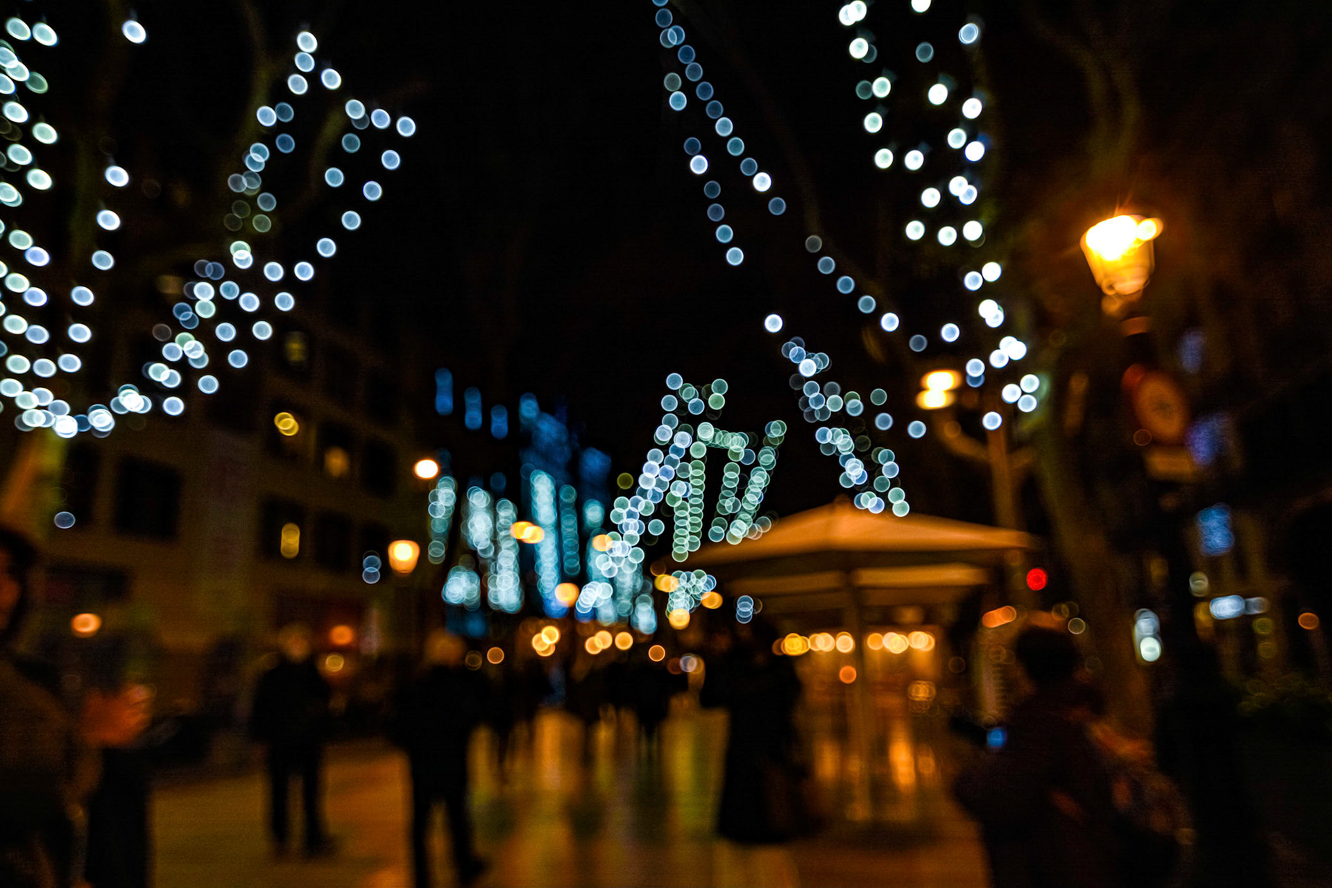 Error voluntario de desenfoque por trepidación. El punto de enfoque no se corresponde con el centro de interés de la fotografía que son las luces navideñas.