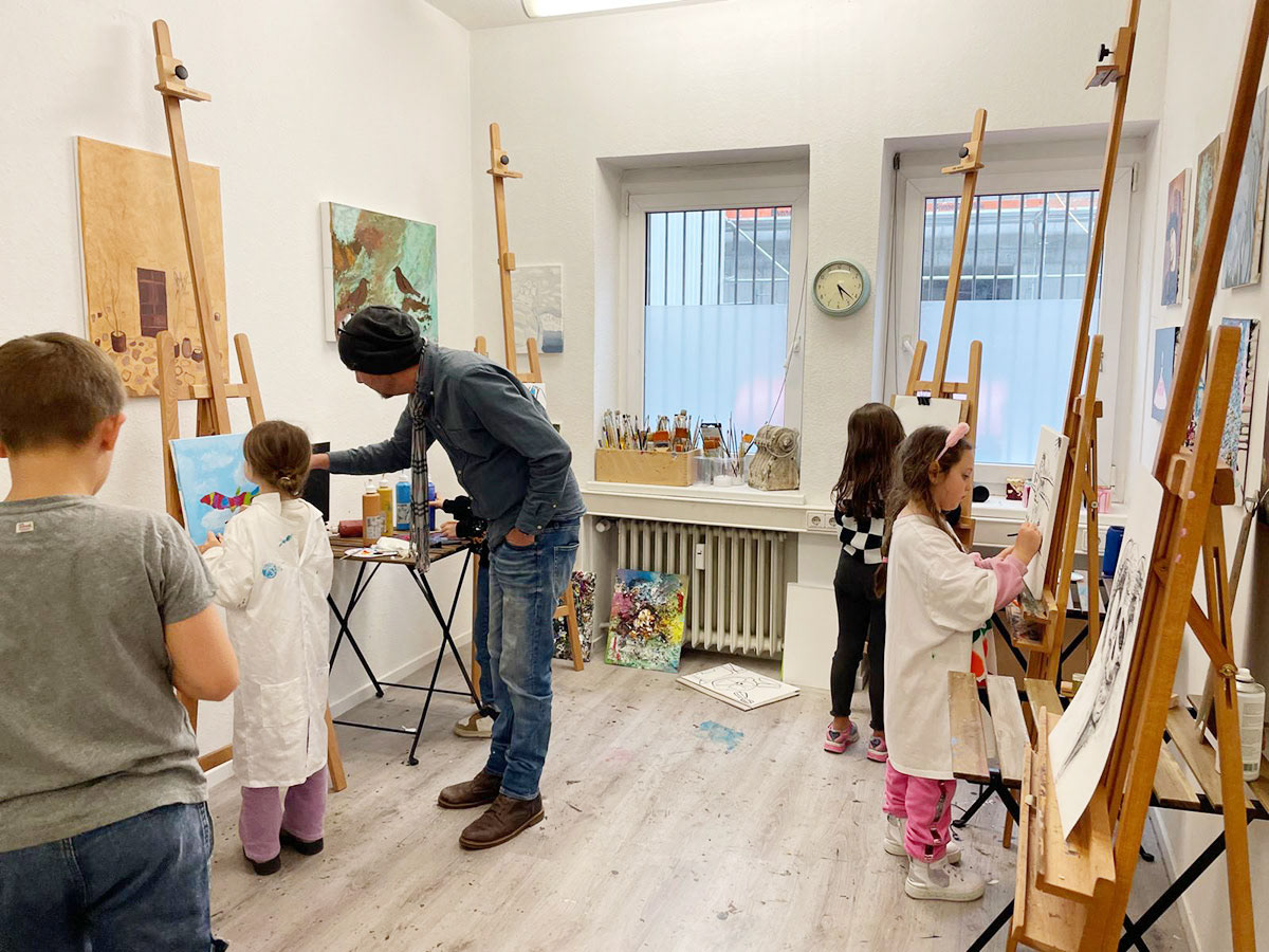 Kursleiter im Aktion beim Kinder-Malkurs im Atelier von Malkurs Dornbirn Vorarlberg – kreative Lernstunde mit jungen Künstlern