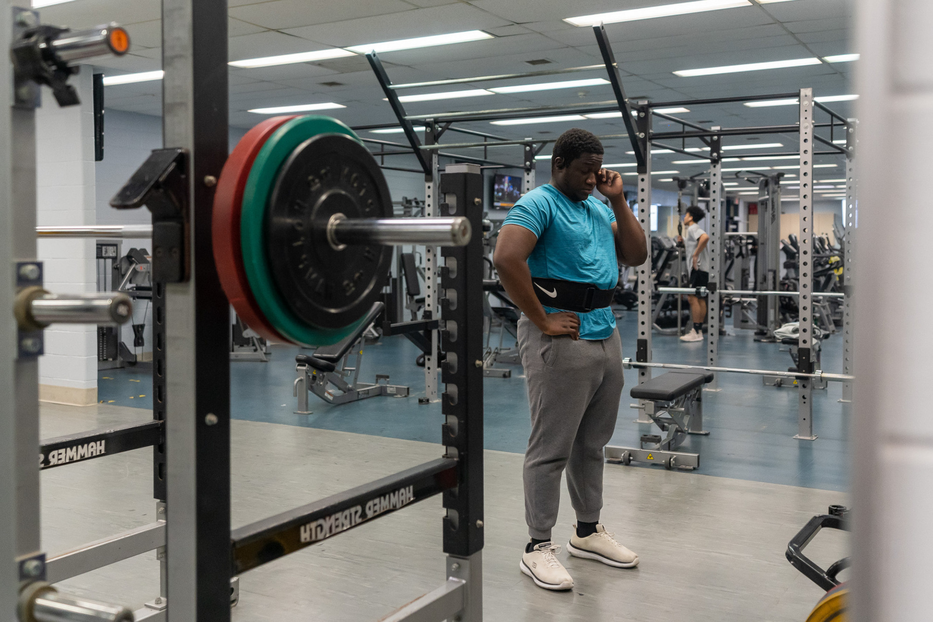 Belleville, Ont.—Efio-Ita Ekpenyong, 18, takes a break during a workout at Loyalist College on Saturday, Nov. 20, 2021. A defensive lineman for the Quinte Skyhawks, Ekpenyong will spend five times a week at the school’s fitness centre. As part of his five-year contract with the Skyhawks, a team of the Canadian Junior Football League, Ekpenyong said he is expected to train and attend practices throughout the year. Photo by Kayla Isomura