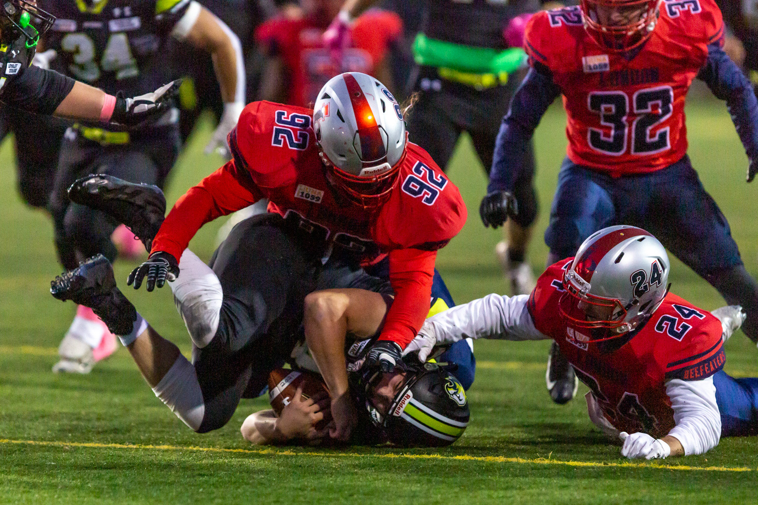 Belleville, Ont.—Efio-Ita Ekpenyong, 18, takes a break during a workout at Loyalist College on Saturday, Nov. 20, 2021. A defensive lineman for the Quinte Skyhawks, Ekpenyong will spend five times a week at the school’s fitness centre. As part of his five-year contract with the Skyhawks, a team of the Canadian Junior Football League, Ekpenyong said he is expected to train and attend practices throughout the year. Photo by Kayla Isomura