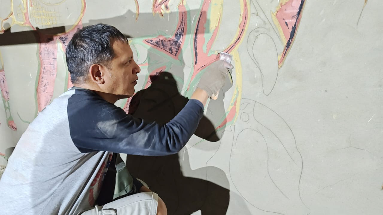 Nino Valdez esgrafiando