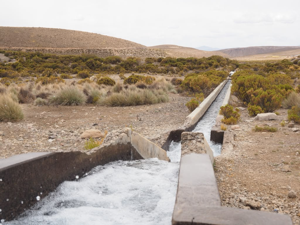 A well diverts water from near Ancomarca to Tacna, Peru as part of the Proyecto Especial Tacna. The project contributed to the disappearance of the Uchusuma River.