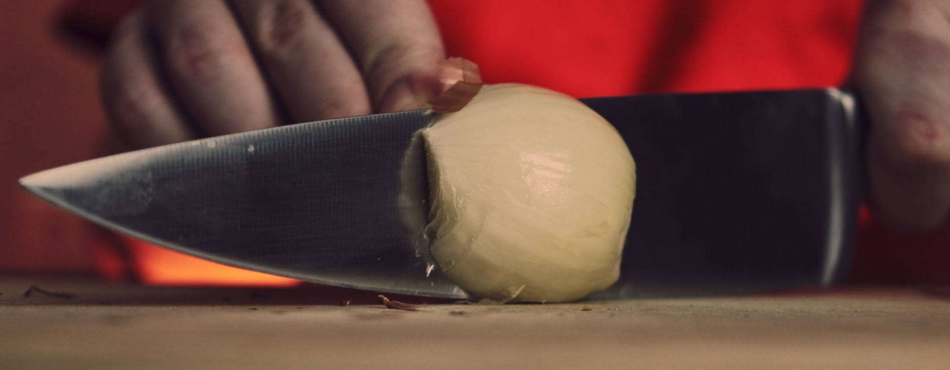 Couteau qui tranche un oignon