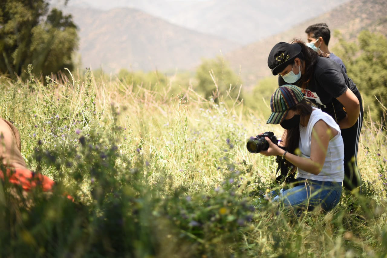 Directora Lola Contreras y DoP Valentina Guerra en el set de "Fluir". Enero 2021.