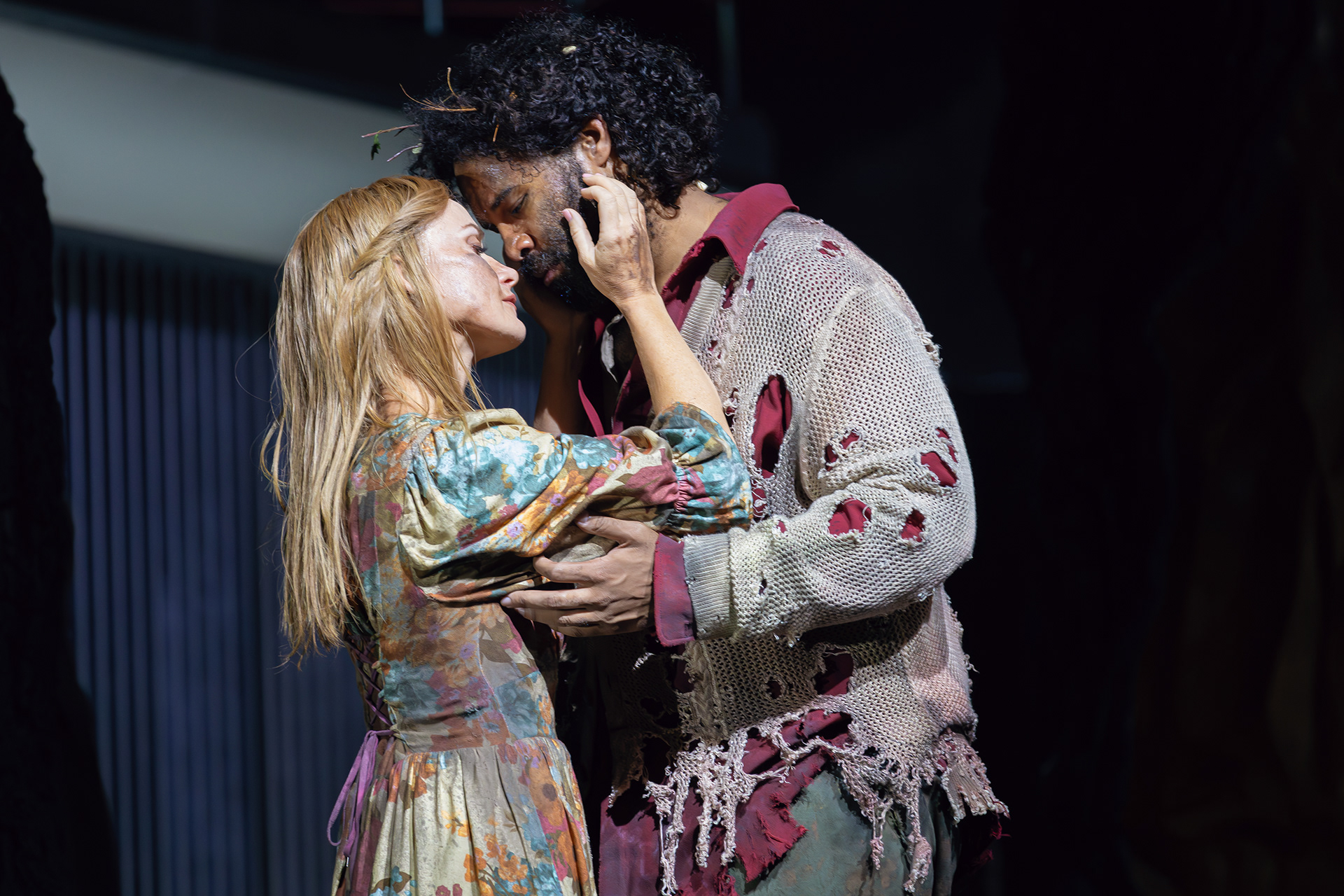 Vida Miknevičiūtė (Sieglinde), Jamez McCorkle (Siegmund), photo by Curtis Brown for the Santa Fe Opera