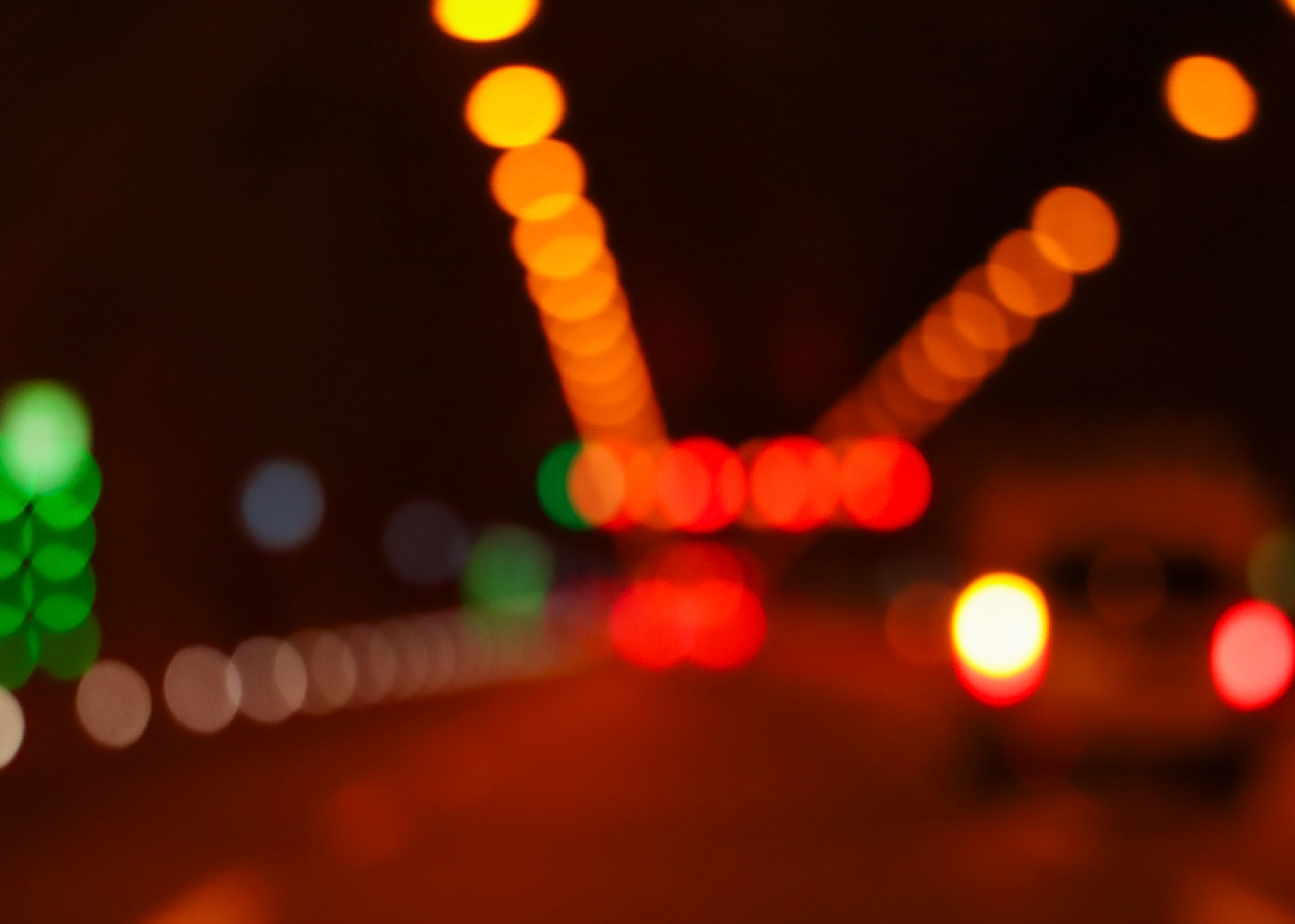 Tünelin karanlığında ilerlerken, önümde beliren ışıklar adeta bir dansa tutulmuş gibiydi. Odak noktası olmayan bu görüntü, soyut bir dünyaya açılan bir pencere gibiydi. Işık ve gölge birbirine karışarak, gerçeküstü bir atmosfer yaratıyordu. Tünelin sonu görünmüyordu ve bu da belirsizliğe dair bir his uyandırıyordu.