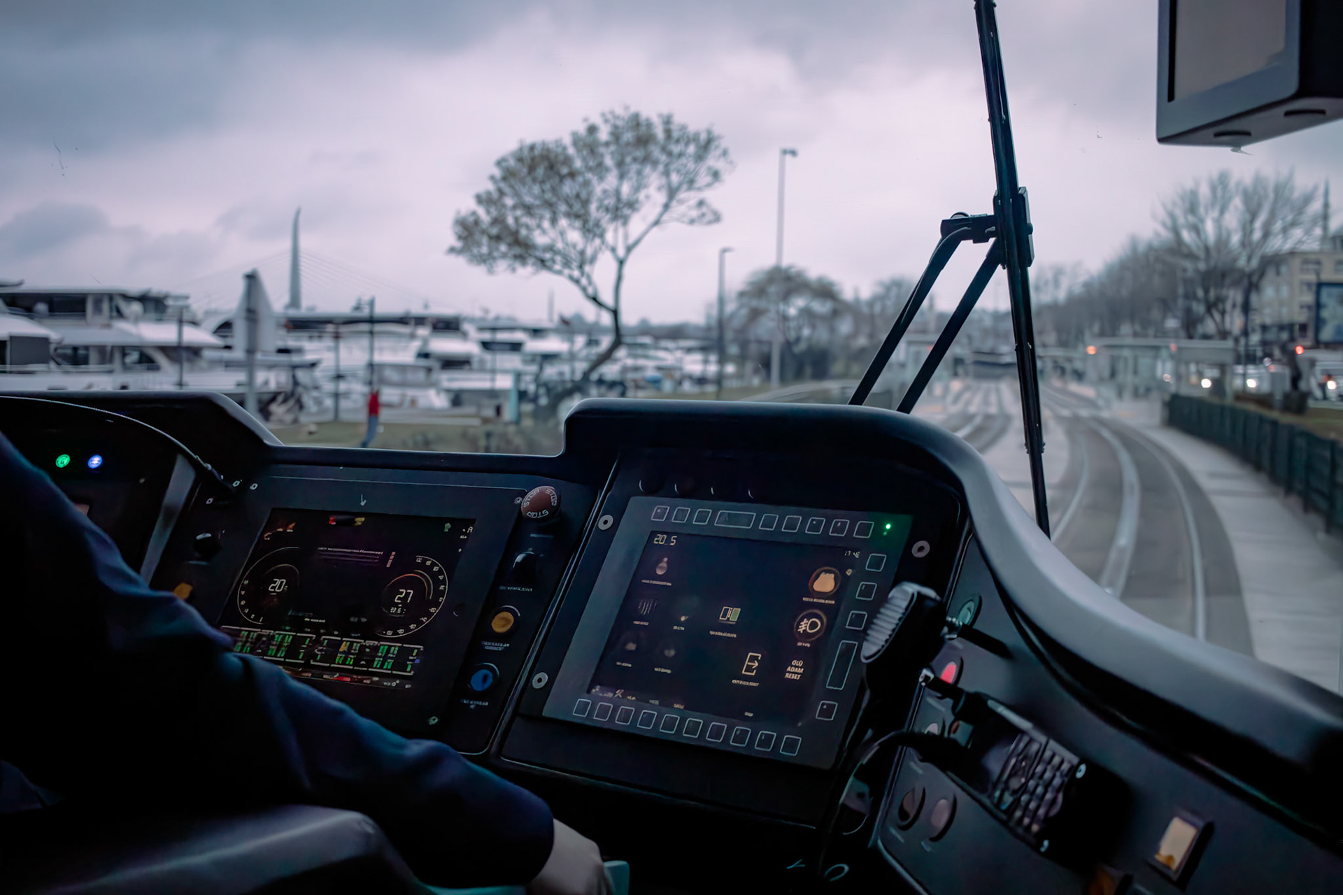 Tramvayın göstergeleri ve rayları, şehrin kalbinde bir yolculuğun izlerini taşıyor. Göstergeler, tramvayın rotasını ve varış noktasını gösteriyor. Raylar ise tramvayın ilerlediği yolu belirliyor. Bu iki unsur birlikte, şehrin karmaşası ve güzelliği arasında bir denge kuruyor.