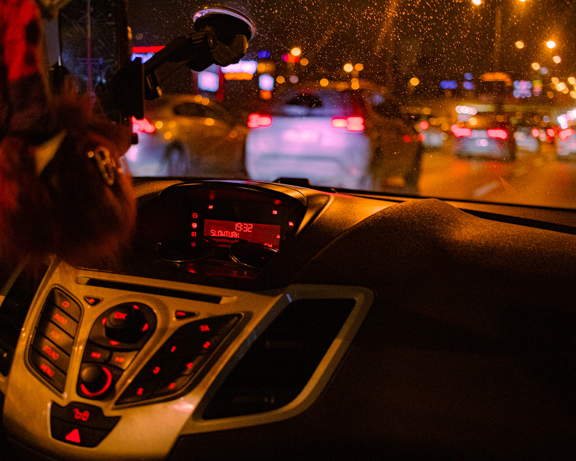 Mutluluk gidilen yolun üzerindedir, yolun sonunda değil. Mutlu olmanın zamanı bugündür, yarın değil.