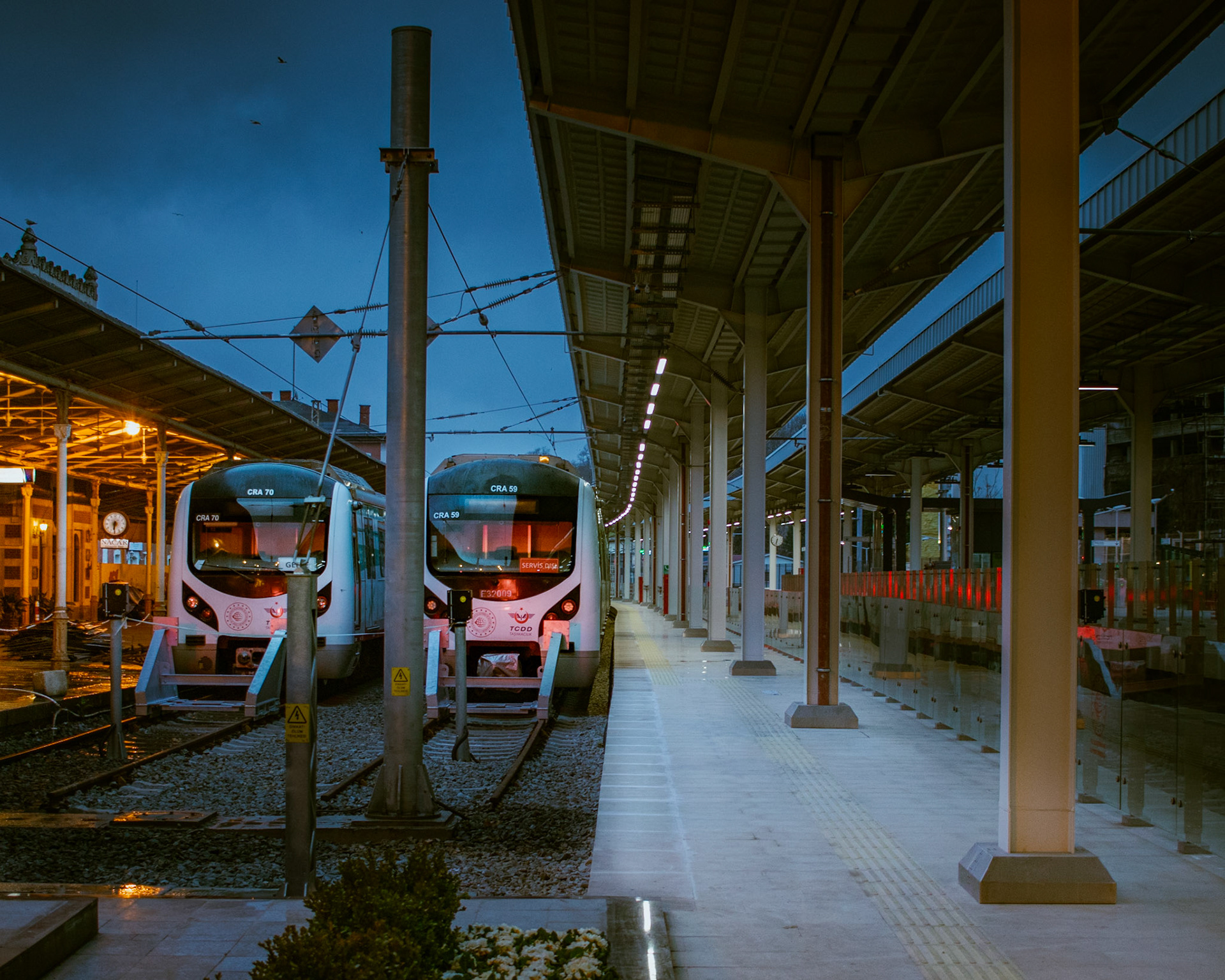 oğduğumuz andan ölene kadar hayatımız sürekli bir yolculuktur. Manzara değişir, insanlar değişir, ihtiyaçlar değişir, ama tren hep ileri gider. Hayat bir trendir, tren istasyonu değil.