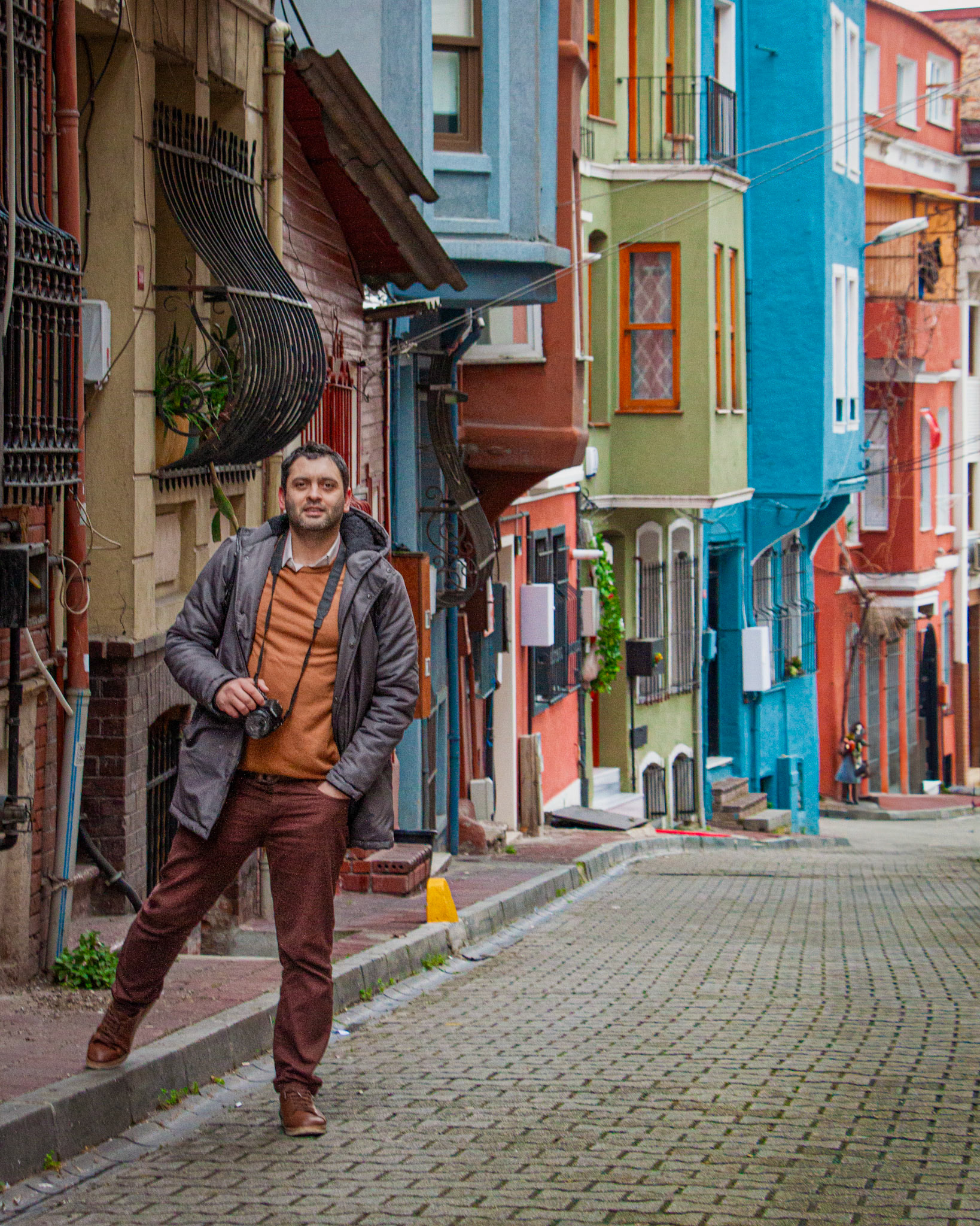 Balat'ın tarihi ve renkli sokaklarında fotoğraf çekmek için çevresini izleyen Mustafa, kareye en güzel anı yakalamak için sabırsızlanıyor. Etrafındaki tarihi evler, Arnavut kaldırımlı sokaklar ve renkli pencereler, Mustafa'ya ilham veriyor. O da bu güzelliği fotoğraflamak için en uygun pozları arıyor.