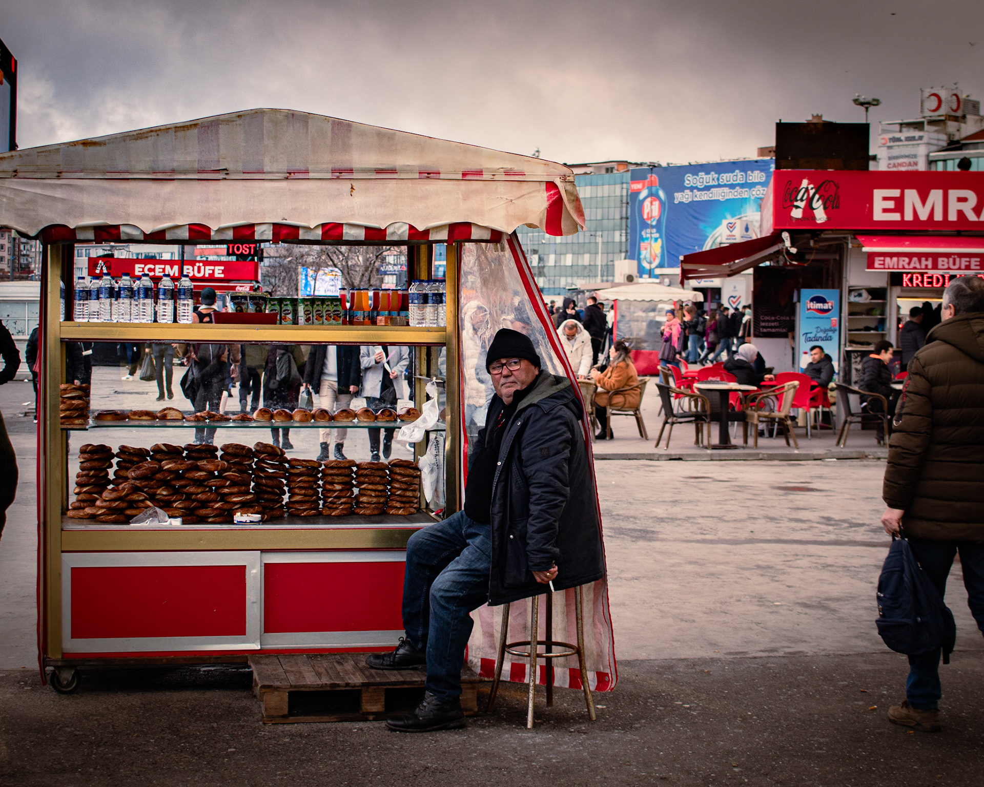 Simit, şehrin hızlı ritmine mola verdiğinizde tadabileceğiniz bir lezzetin sembolüdür. Çıtır çıtır dokusuyla sokak lezzetlerinin en tatlı yansımasıdır.