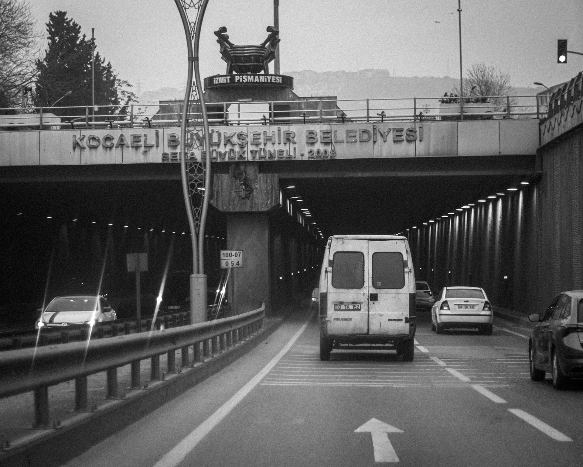 Kocaeli'nin siyah beyaz eskiliği, geçmişin izlerini sessizce korur. Tarih, bu topraklarda siyah beyaz bir film gibi yinelenir.