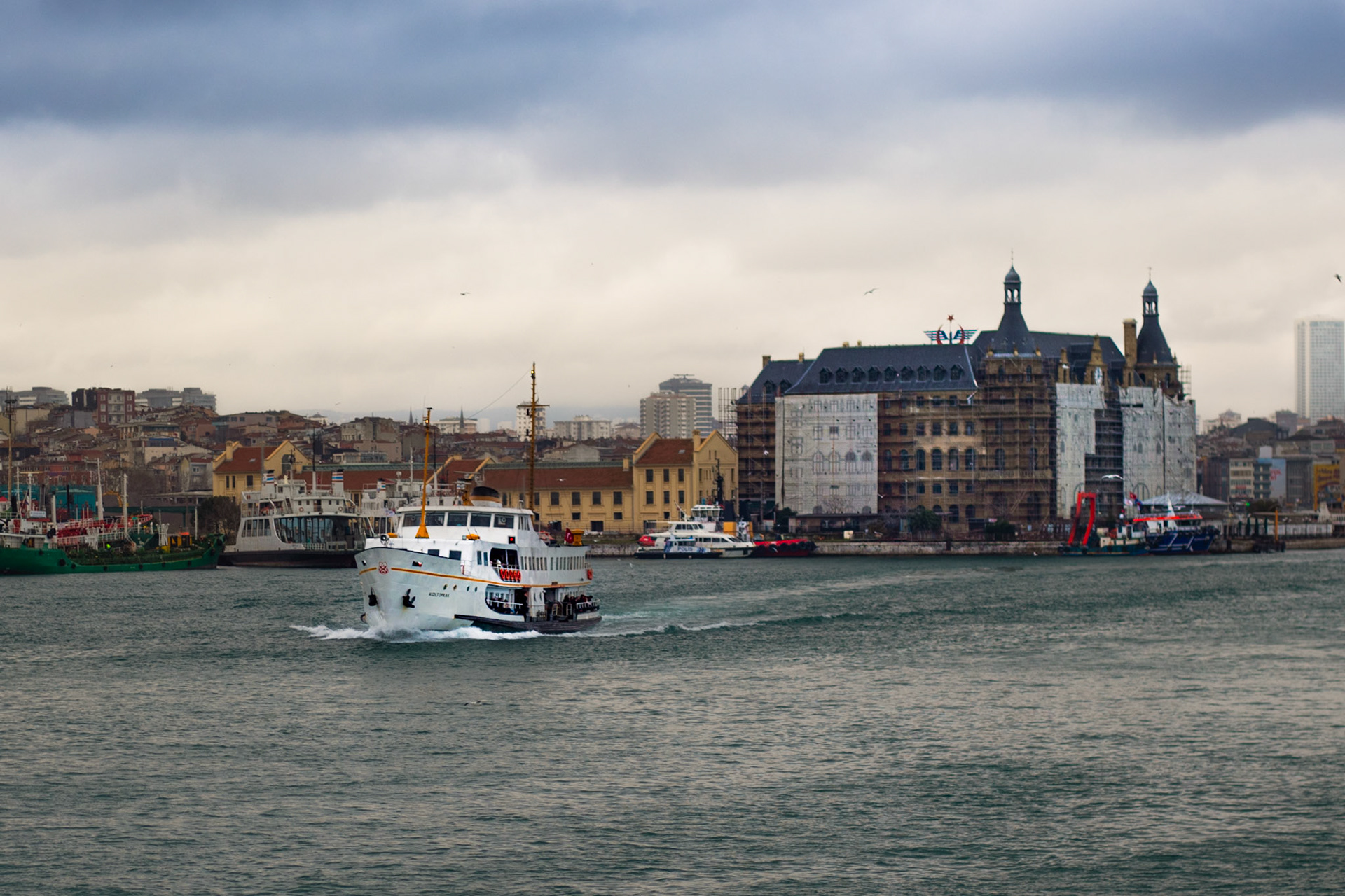 Ver elini Haydarpaşa demişiz, vapur rıhtımdadır pırıl pırıl, hava hafiften soğuk, deniz katran ve balık kokulu...