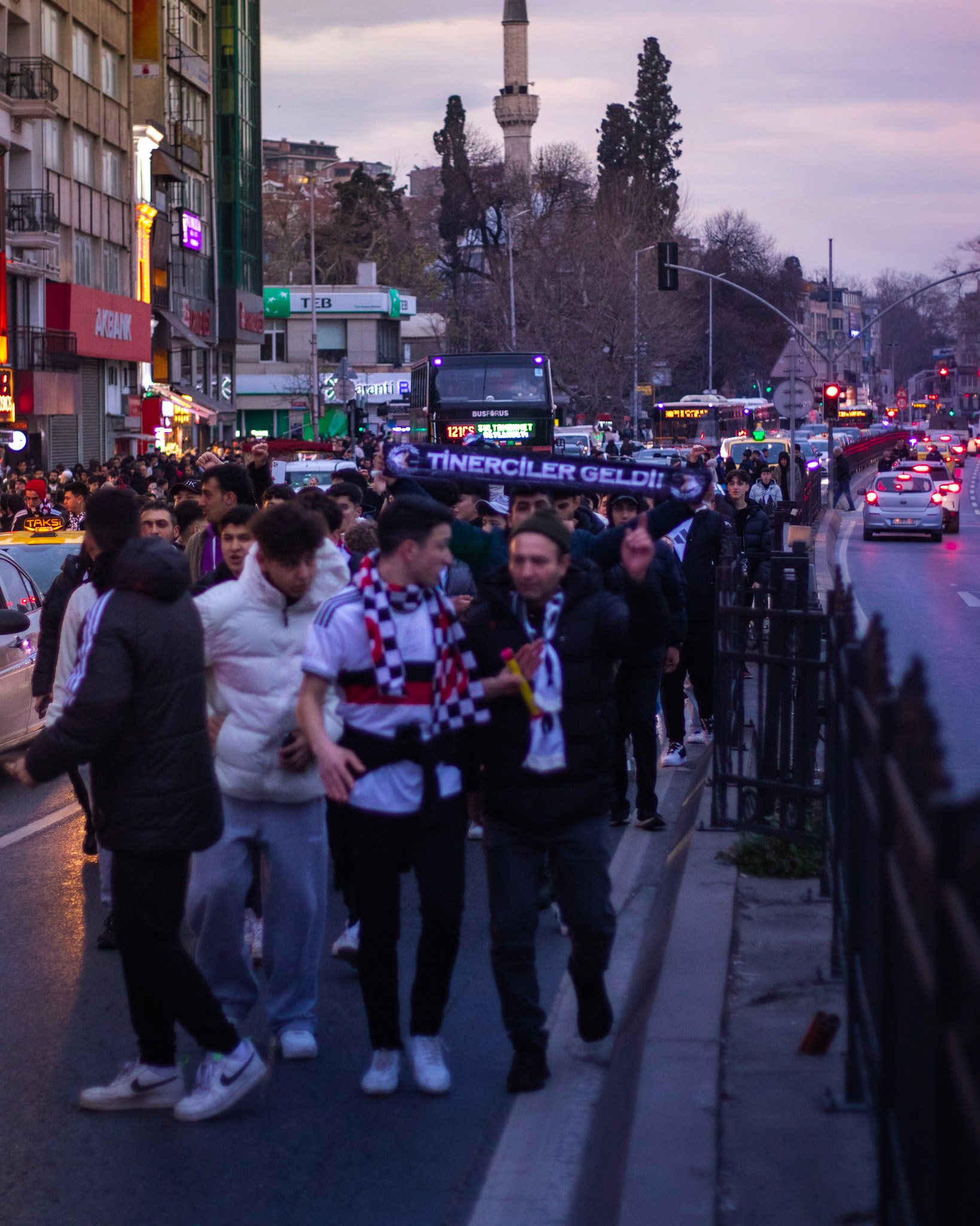 Dolmabahçe'de bir kartal yuvası, siyah-beyaz bir coşku denizi. Her tribünde bir marş, her kalpte bir sevinç. Kazanmak için birleşmiş yürekler, zafere uzanan eller.