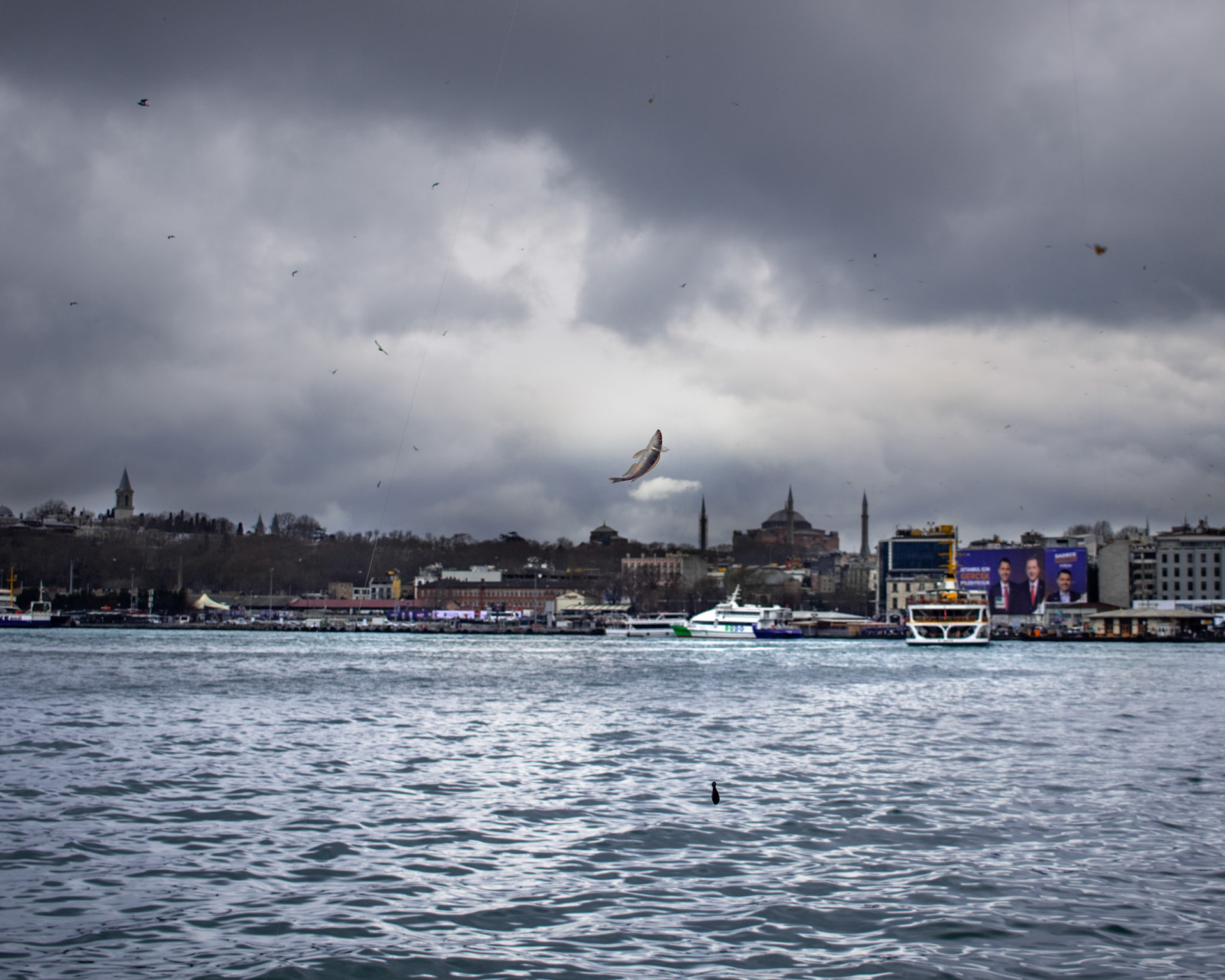 Oltanın ucunda, hüzünlü yolculuğum... Çekildikçe, geçmişimin hatıralarıyla dolu sulardan uzaklaşıyor, özgürlüğümü geride bırakıyorum.
