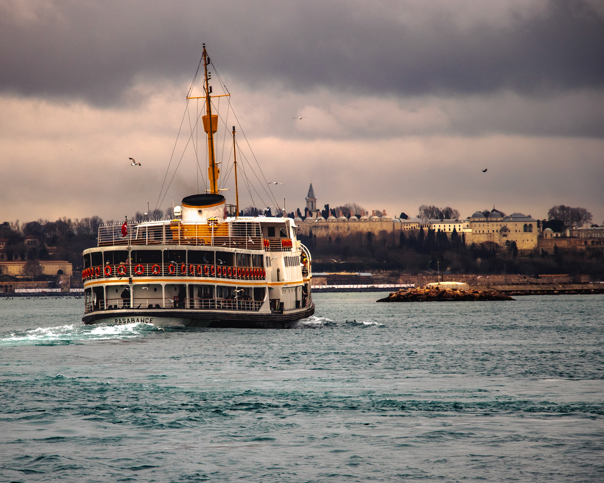 Yolcularını alan Paşabahçe vapuru, bu sefer rotasını tarihi yarımadaya çeviriyor. Boğaz'ın serin sularında ilerlerken, vapurun güvertesinden tarihi camiler, saraylar ve köşkler görülüyor. Bu yolculuk, adeta bir zaman yolculuğu gibi geçmişe ve geleceğe bir köprü kuruyor. Vapurda bulunanlar, şehrin tarihi ve doğal güzellikleriyle iç içe unutulmaz bir deneyim yaşıyor.