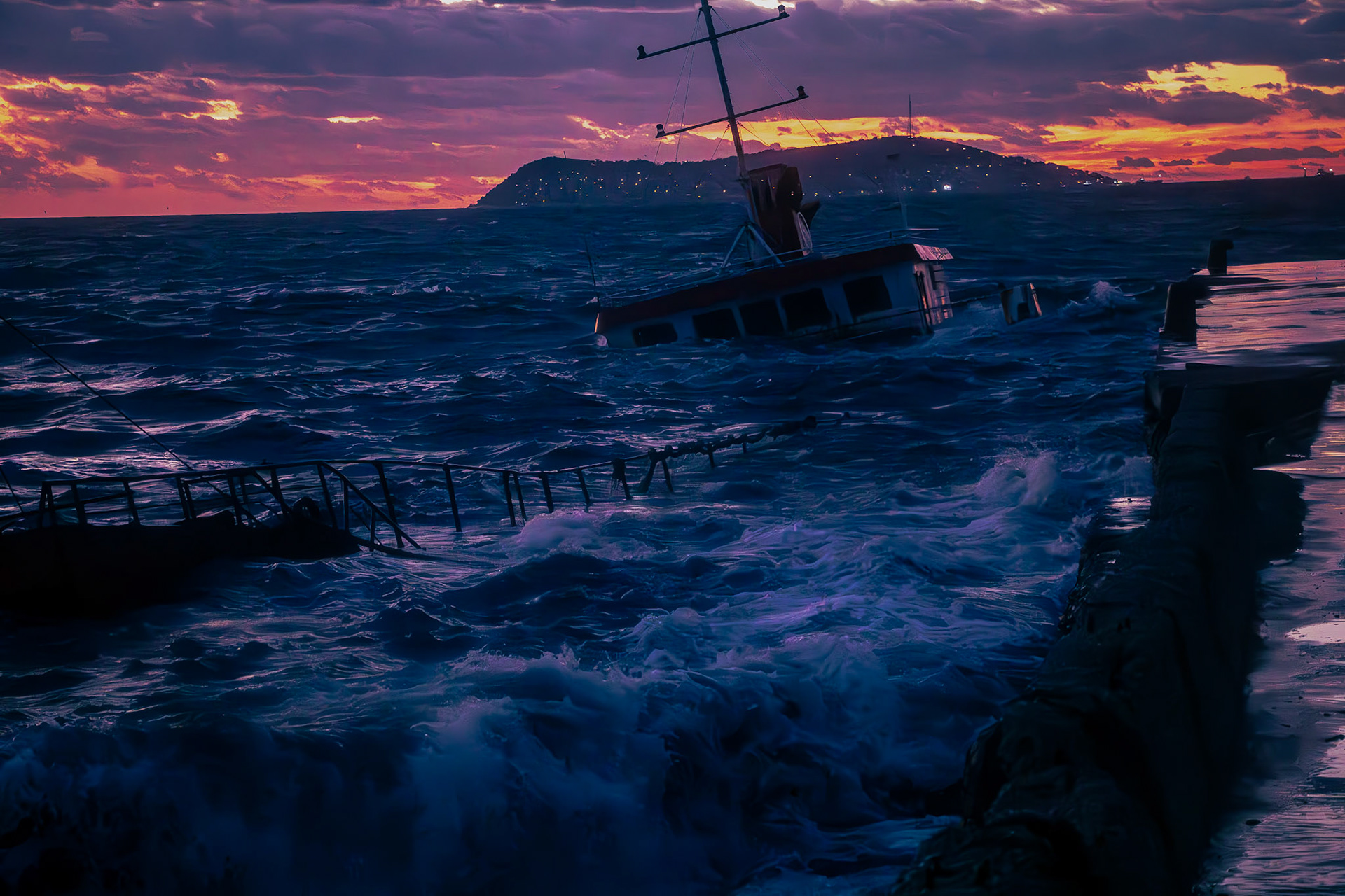 Marmara Denizi'nde lodosun etkisiyle dalgalar hırçınlaşıyor. Bu hırçın dalgaların arasında, batık bir geminin kalıntıları göze çarpıyor. Arka planda ise güneş batarken, adaların siluetleri görülüyor. Bu manzara, hem hüzünlü hem de büyüleyici bir atmosfer yaratıyor.