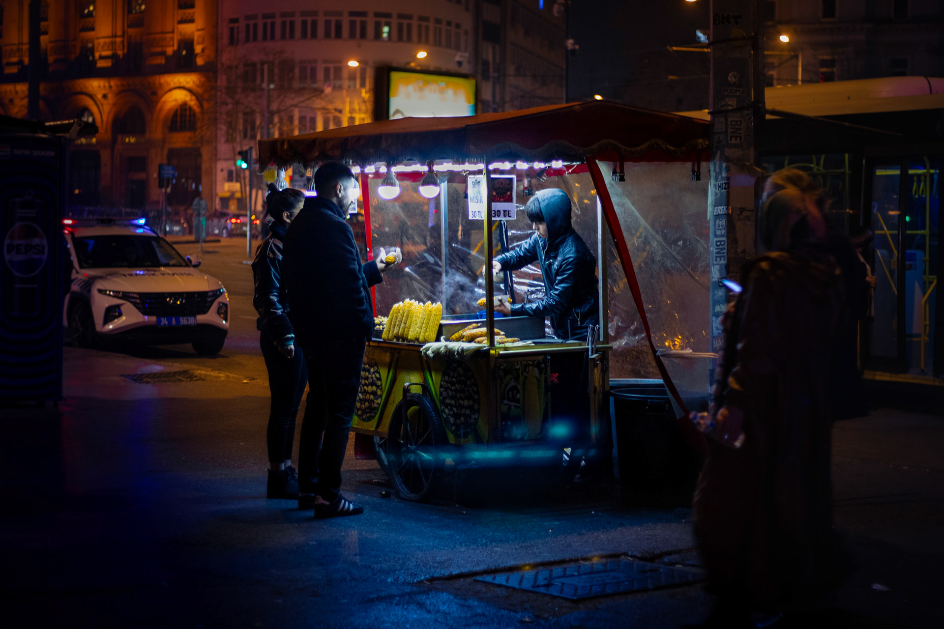 Herkes aynı anda geceyi yaşar ama herkesin karanlığı farklıdır.